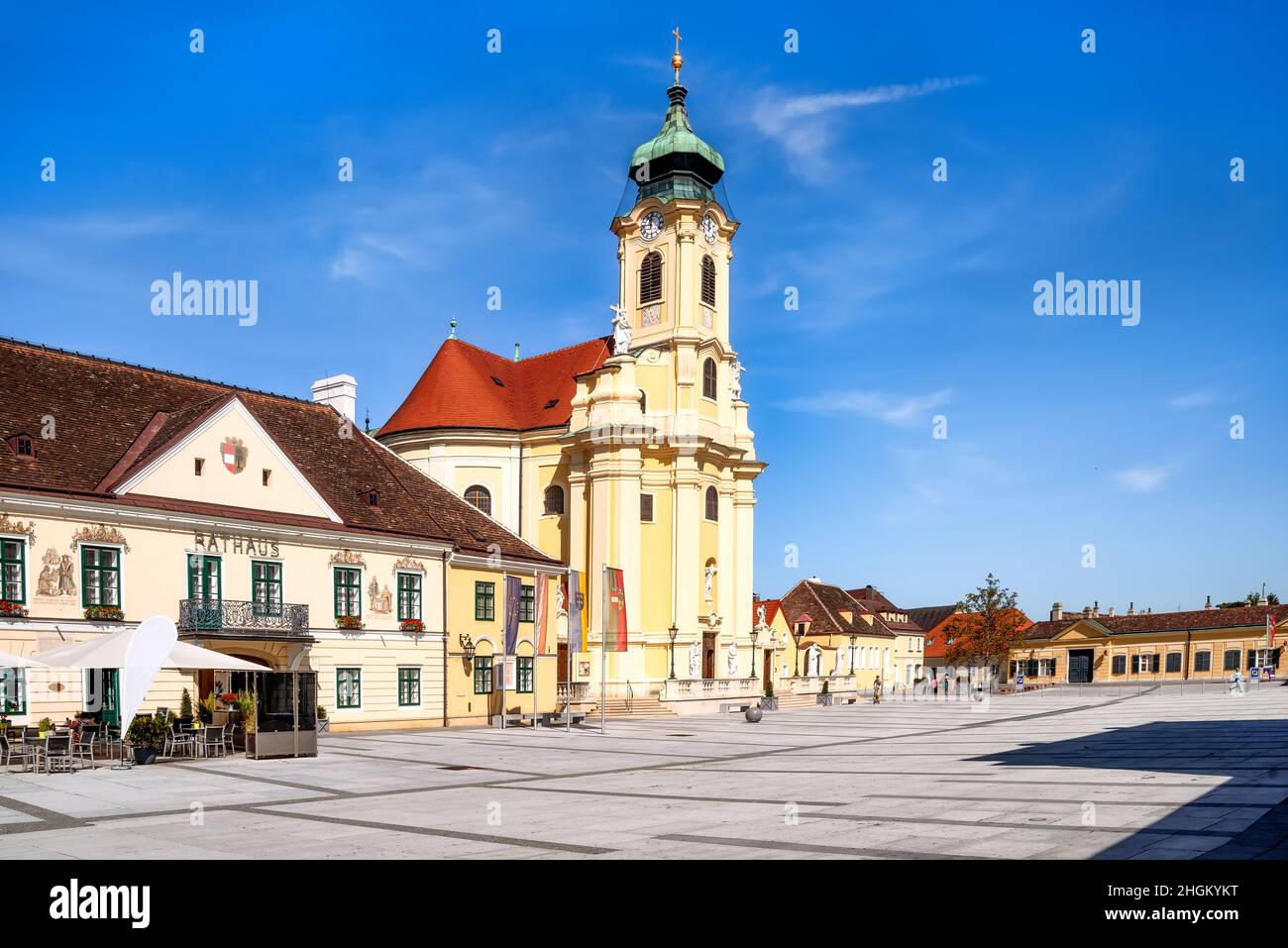 Antiguo ayuntamiento y iglesia parroquial en el Schloßplatz en Laxenburg, Austria - edificio histórico Foto de stock