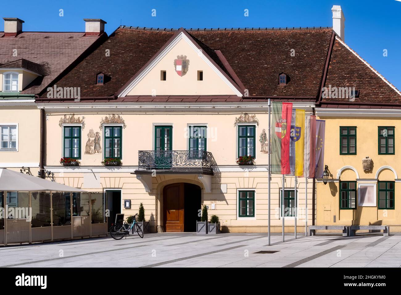 Antiguo ayuntamiento de la Schloßplatz en Laxenburg, Austria - edificio histórico Foto de stock
