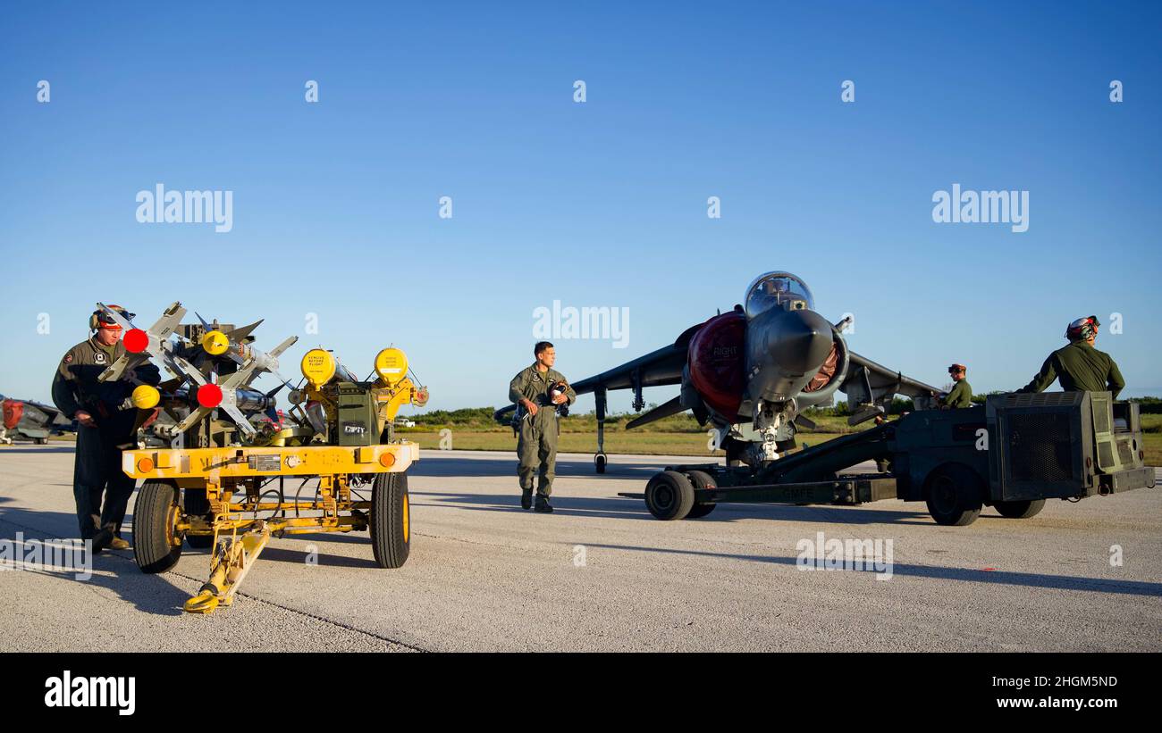 220119-N-IW125-1056 KEY WEST, Fla. (Enero 19, 2022) Marines de EE.UU. Del Escuadrón de Ataque Marino (VMA) 231 “Ace of Spades” Prepararse para cargar misiles AIRE a aire DE mediano alcance AIM-120 avanzados en un avión A-8B II Harrier para un ejercicio de entrenamiento de municiones en el Campo Boca Chica de la Estación Aérea Naval Key West en Key West, Key West, Florida, 19 de enero de 2022. La Estación Aérea Naval Key West es la instalación de última generación para aviones de combate de todos los servicios militares, proporciona apoyo de clase mundial en forma de pierside a los buques navales estadounidenses y extranjeros, y es el principal centro de entrenamiento para operaciones militares de superficie y subsuperficie. (U Foto de stock