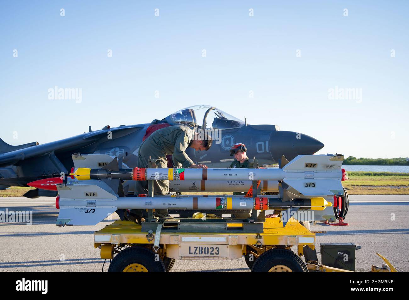 220119-N-IW125-1034 KEY WEST, Fla. (Enero 19, 2022) Estado Mayor de los Marines de los Estados Unidos Sgt. Marcos Aguilar, de Snider, Texas, a la izquierda, y Lance Cpl. Jack Richardson, de Streator, Ill., adjunto al Marine Attack Squadron (VMA) 231 “Ace of Spades” Prepare para cargar misiles AIRE a aire DE alcance medio avanzados AIM-120 en un avión A-8B II Harrier para un ejercicio de entrenamiento de municiones en Boca Chica Field, de la Estación Aérea Naval Key West, en Key West, Key West, Florida, 19 de enero de 2022. La Estación Aérea Naval Key West es la instalación de última generación para aviones de combate de todos los servicios militares, proporciona apoyo de primera clase a los Estados Unidos Foto de stock