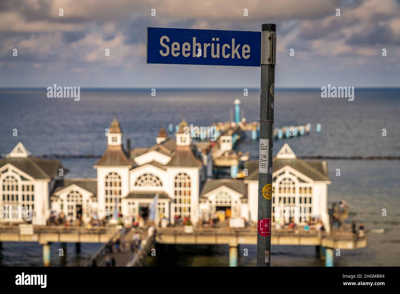 Sellin, Mecklemburgo-Pomerania Occidental, Alemania - 30 de septiembre de 2020: Señal de la calle 'Seebrucke' (en alemán para: Sea-Bridge) con una parte del embarcadero de Sellin i Foto de stock