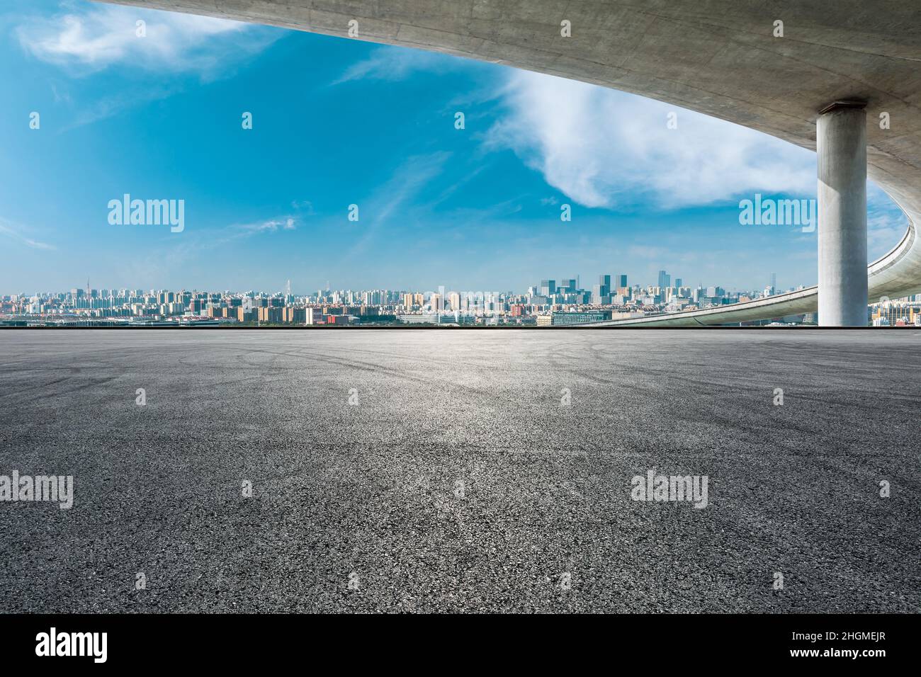 Skyline panorámica y edificios con carretera vacía Foto de stock