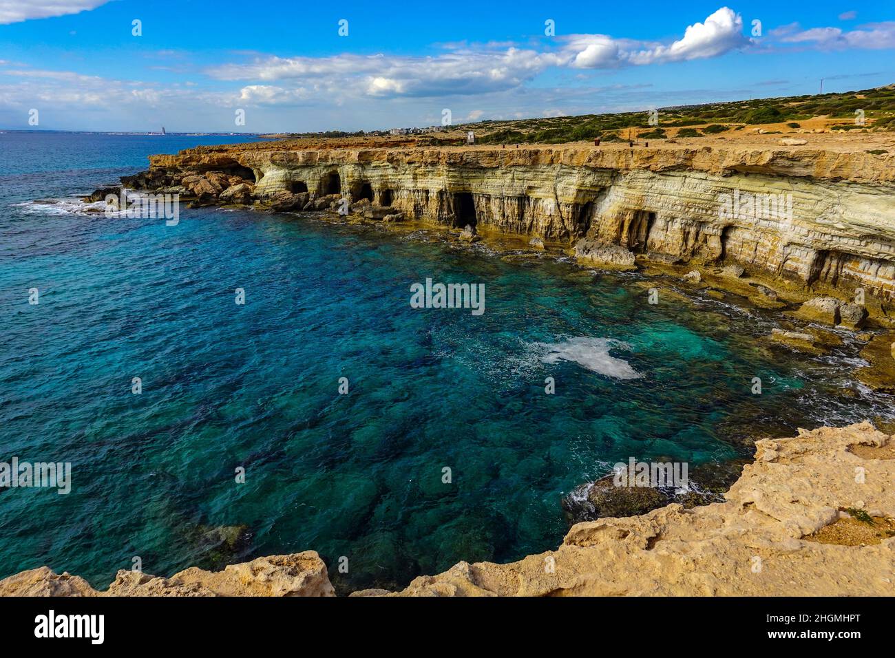 Cuevas marinas cerca del Cabo Greko, Chipre Oriental, Chipre, Mar Mediterráneo en invierno Foto de stock