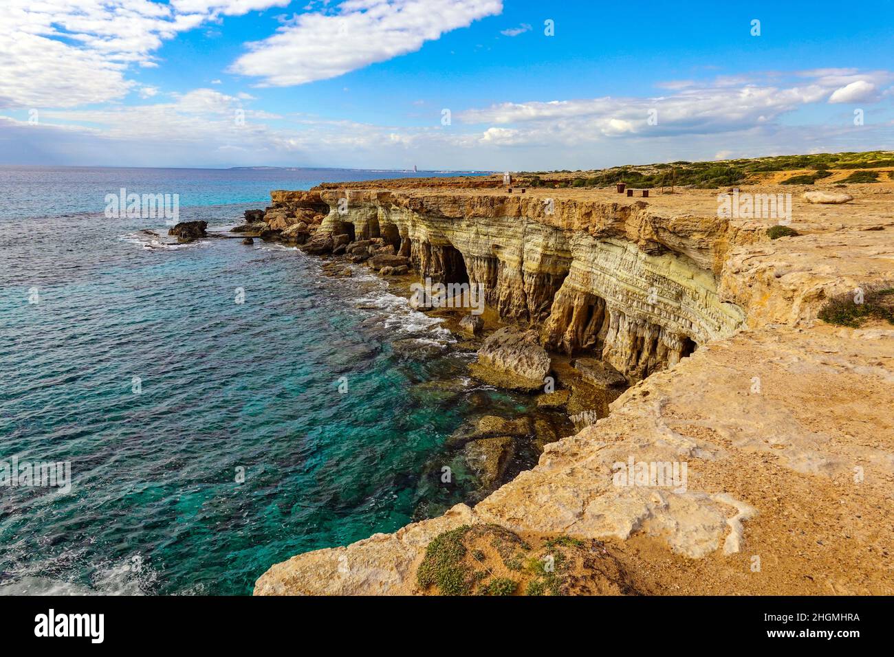 Cuevas marinas cerca del Cabo Greko, Chipre Oriental, Chipre, Mar Mediterráneo en invierno Foto de stock