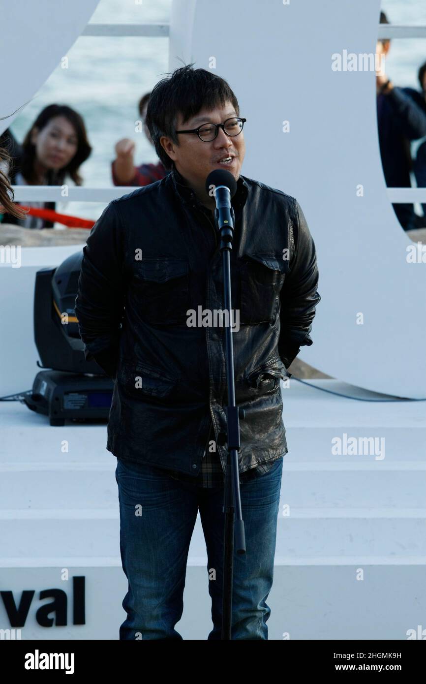 7 de octubre de 2012 - Busan, Corea del Sur : El Director Choi Dong Hun asiste a su película 'The Tieves' Open Stage durante el Festival Internacional de Cine de Busan 17th Open Talk en la aldea de Biff en la costa marítima de Haeundae. (Ryu Seung-il / Polaris) Foto de stock