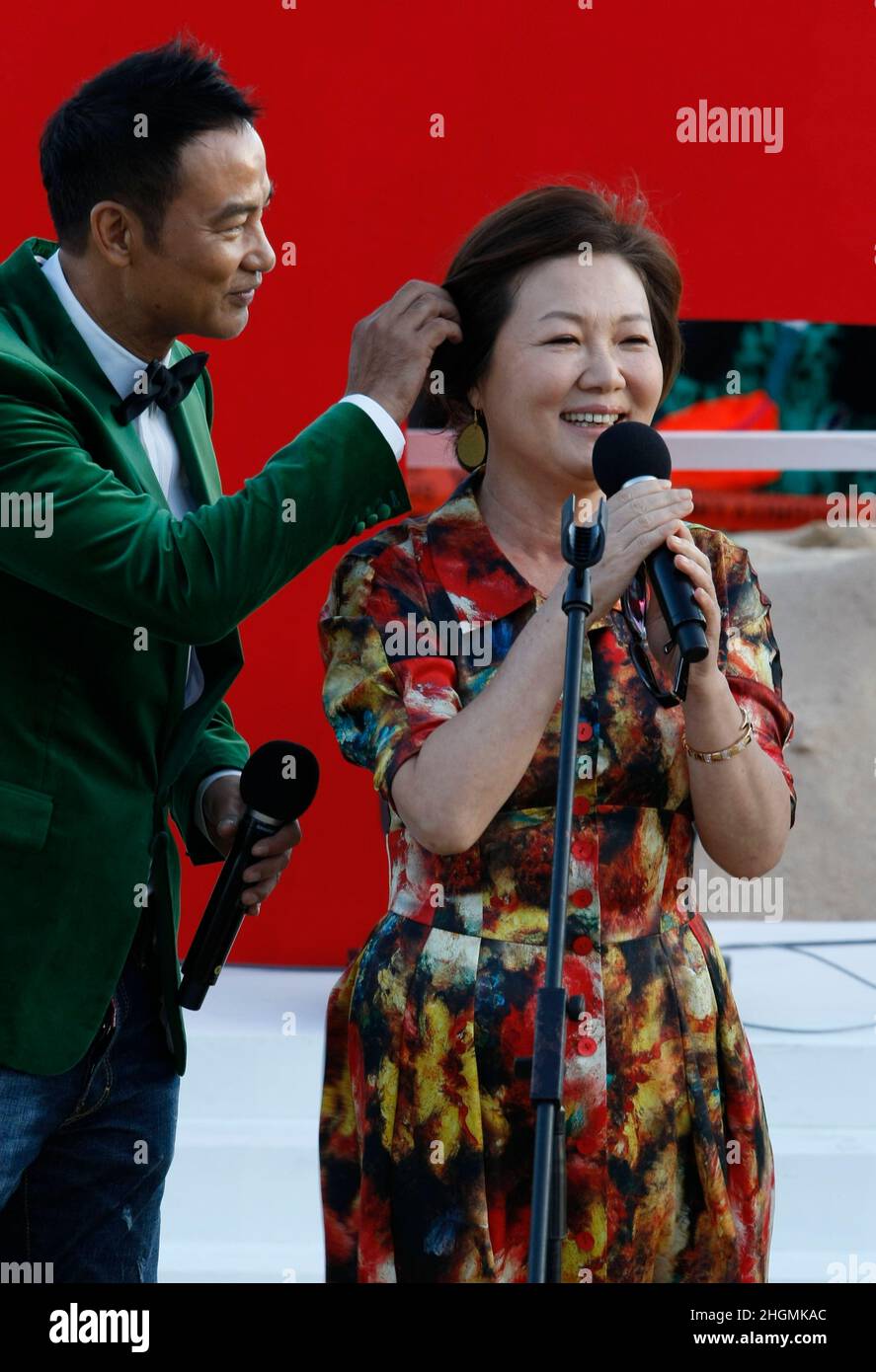 7 de octubre de 2012 - Busan, Corea del Sur : El actor Simon Yam(L) y la actriz Kim Hye Sook asisten a su película 'The Tieves' Open Stage durante el Festival Internacional de Cine de Busan 17th Open Talk en la aldea de Biff en la costa marítima de Haeundae. (Ryu Seung-il / Polaris) Foto de stock