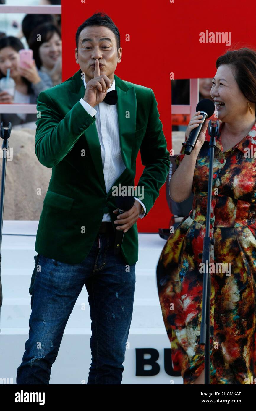 7 de octubre de 2012 - Busan, Corea del Sur : El actor Simon Yam(L) y la actriz Kim Hye Sook asisten a su película 'The Tieves' Open Stage durante el Festival Internacional de Cine de Busan 17th Open Talk en la aldea de Biff en la costa marítima de Haeundae. (Ryu Seung-il / Polaris) Foto de stock