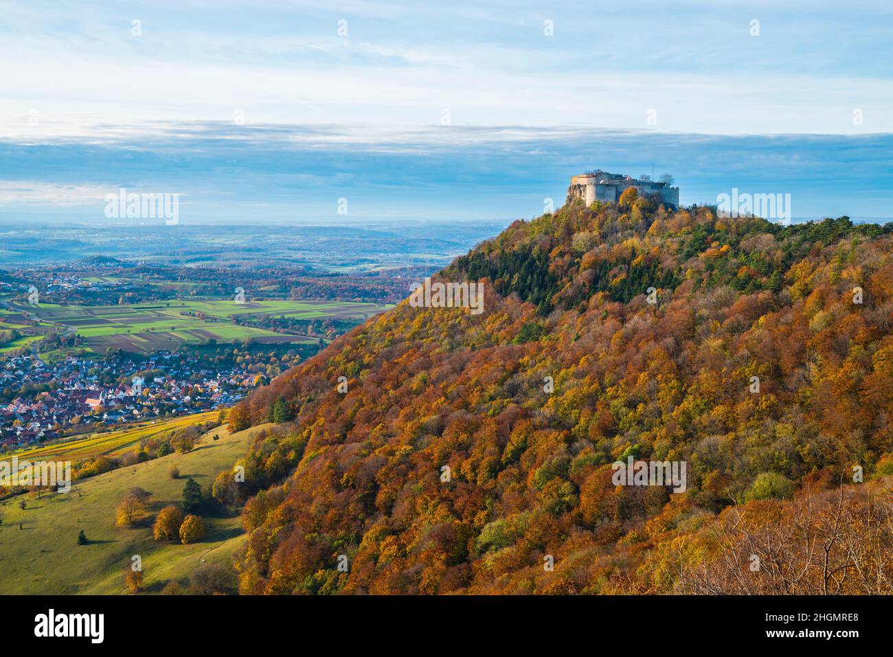 Alemania, Vista panorámica aérea sobre el castillo de hohenneufen swabian jura en la cima de una montaña en la ciudad de neuffen en la temporada de otoño Foto de stock