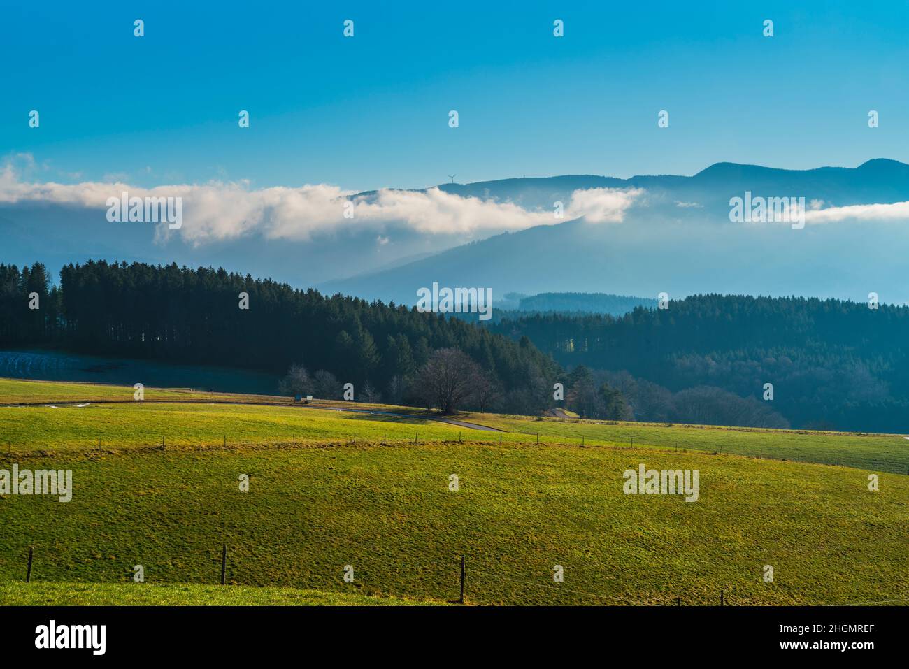 Alemania, Selva Negra montañas vista panorámica sobre la naturaleza paisaje niebla nubes en vale en el día soleado en la región de turismo de senderismo Foto de stock