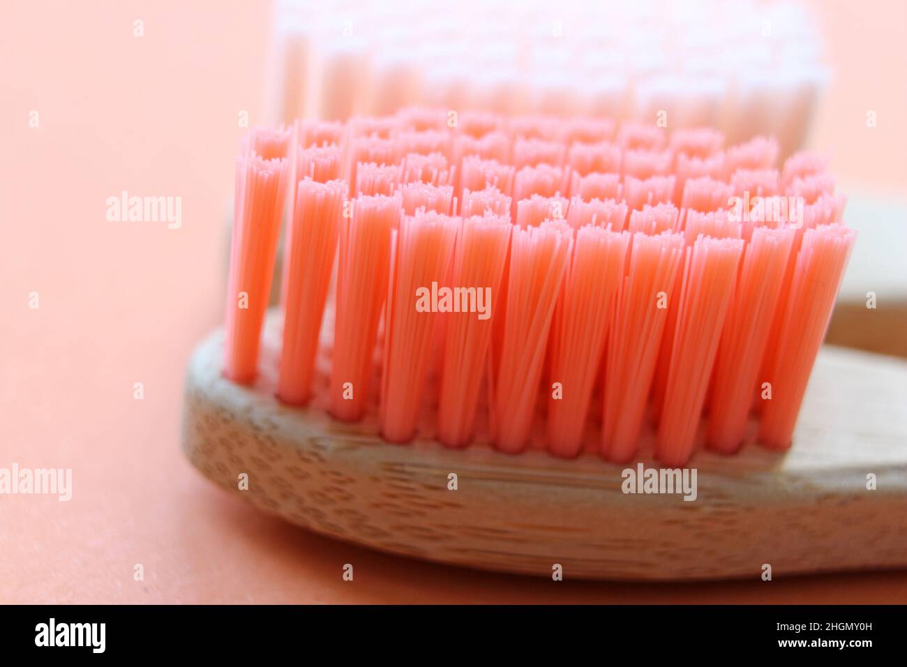 Cepillos dentales de bambú en vidrio. Concepto de cero residuos. Accesorios ecológicos Foto de stock