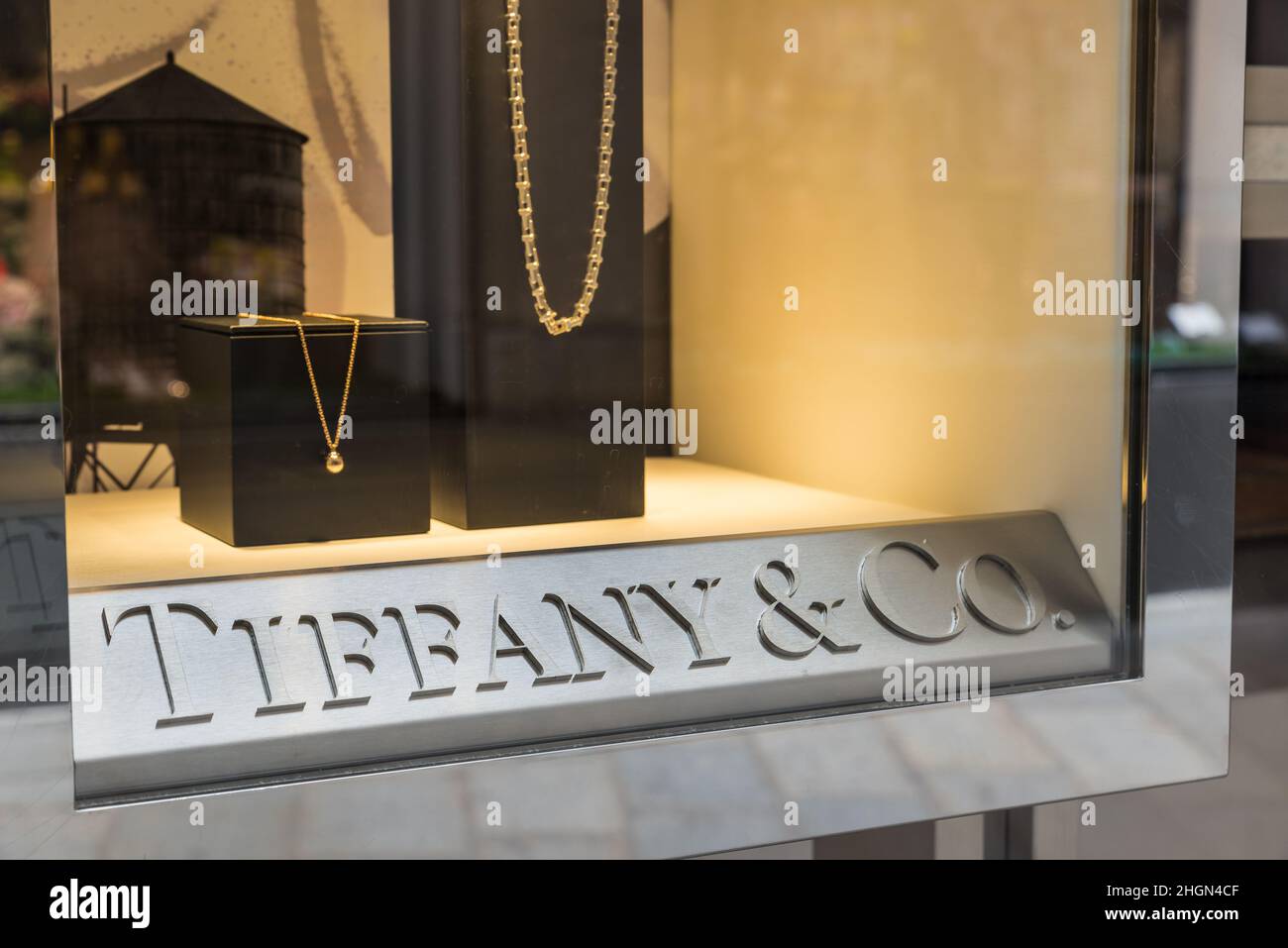 Tienda Tiffany & Co (Tiffany's) en una zona exclusiva de la ciudad de Milán. Símbolo y concepto de lujo, compras, calidad y hecho en Estados Unidos de América Foto de stock