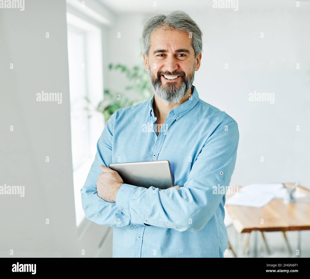 hombre de negocios senior tablet oficina trabajo ordenador casual maduro cabello gris Foto de stock