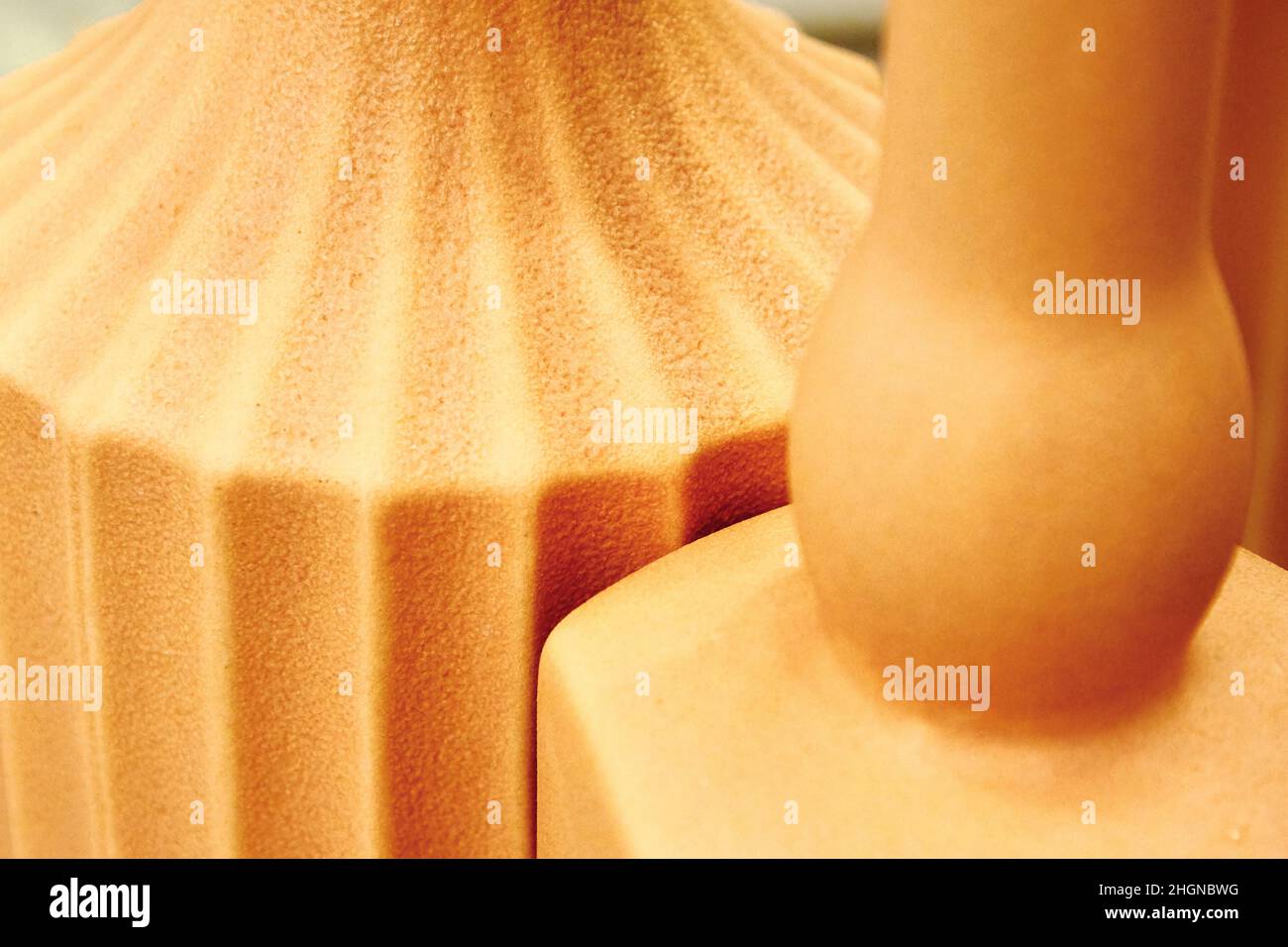 Dos jarrones de cerámica de color crema: Vista de primer plano de la forma y la superficie. Formas abstractas y fondos de formularios Foto de stock