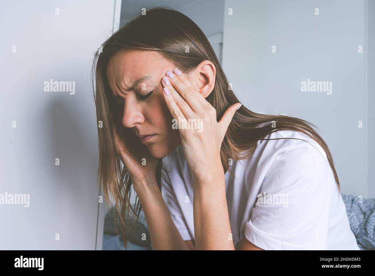 Mujer joven que sufre de dolor de cabeza, dolor de cabeza por tensión,  migraña o depresión Fotografía de stock - Alamy
