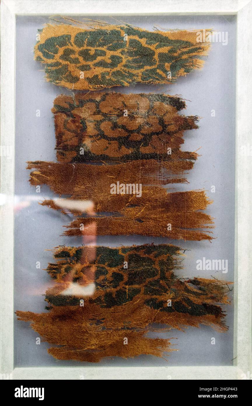 Fragmento 8th siglo Japón. Fragmento. Japón. siglo 8th. Seda. Período Nara (710–794), ¿Tempy? (729–749). Textiles-Tejidos Foto de stock