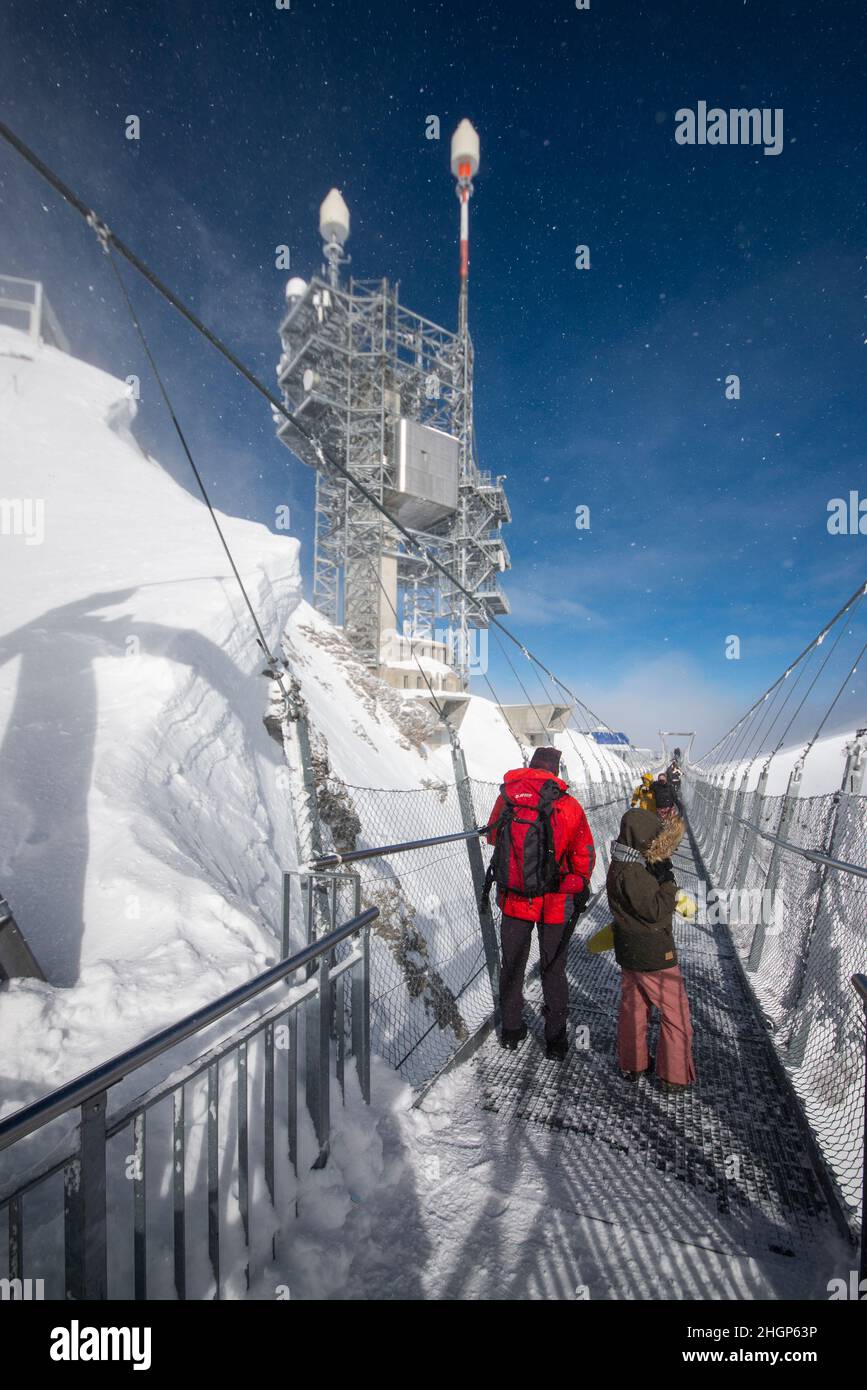 La caminata del acantilado del Monte Titlis en menos 11 grados, Engelberg, Suiza. Foto de stock