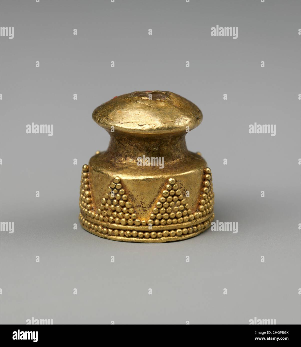 Tapa de la junta del cilindro aprox. Siglo 17th–16th a.C. babilónico o kasita Esta gorra de oro es parte de un grupo de elementos de joyería de oro y sellos de cilindro encontrados enterrados juntos en la antigua ciudad de Dilbat, un sitio al sur de Babilonia (47,1a-h). La gorra y otras dos como ella de la llamada “garza Dilbat” (41,1j, 41,1k) están decoradas con triángulos de granulación de oro. Originalmente, este tapón habría sido uno de un par que encajaba un sello de cilindro. (Las juntas que se encuentran en el aro no encajan en los tapones.) Un agujero en la parte superior de la tapa sugiere que la tapa y su cilindro fueron destinados a ser strung y gastado por t Foto de stock