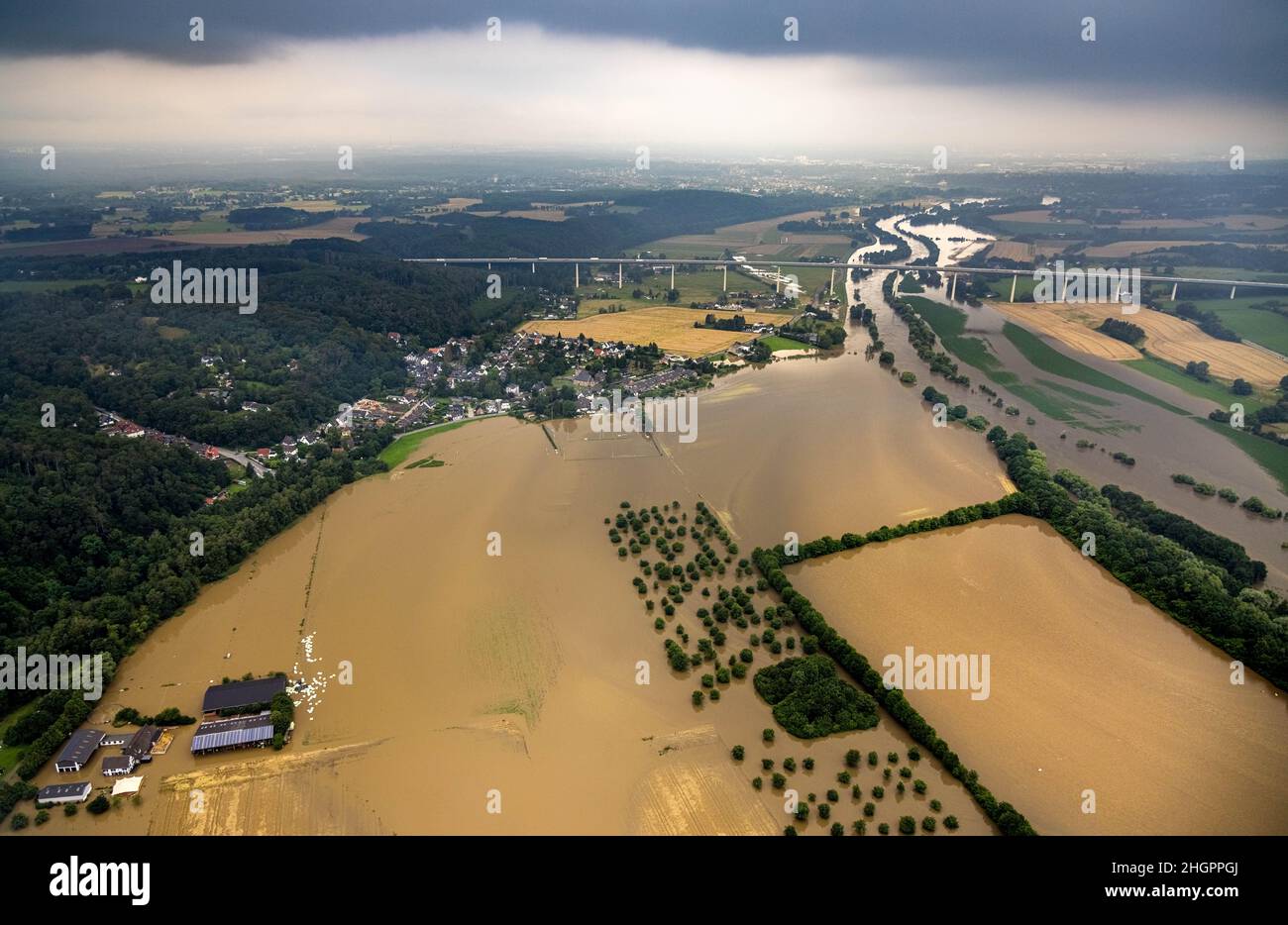 Fotografía aérea, inundación de Ruhr, inundaciones, Kettwig, Essen, Ruhr zona, Renania del Norte-Westfalia, Alemania, Ruhr, alta agua, lluvia intensa, agua de lluvia, agua de da Foto de stock