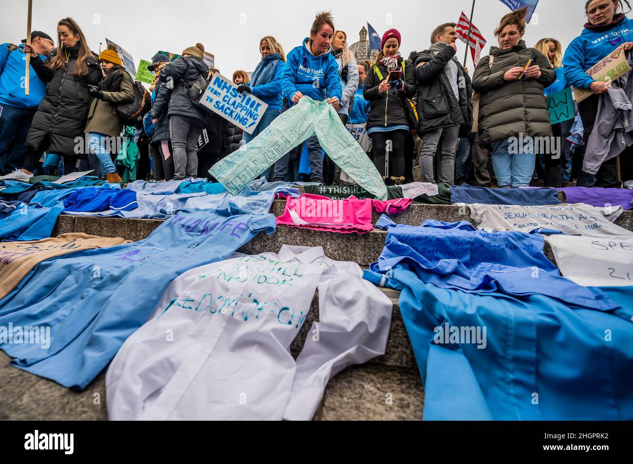 Londres, Reino Unido. 22nd de Ene de 2022. NHS 100k deja sus peelings en Trafalgar Square como protesta contra las vacunas obligatorias - Marcha por la Libertad - Una Anti vacunación, contra el bloqueo, la libertad de protesta a partir de la BBC en Portland Place. La gente cuestiona si toda la pandemia de covid es un engaño y cree que sus libertades están siendo fuertemente restringidas. También están en contra, pasaportes de vacunas, la vacunación obligatoria de niños y adultos, así como muchas otras teorías conspirativas. Crédito: Guy Bell/Alamy Live News Foto de stock