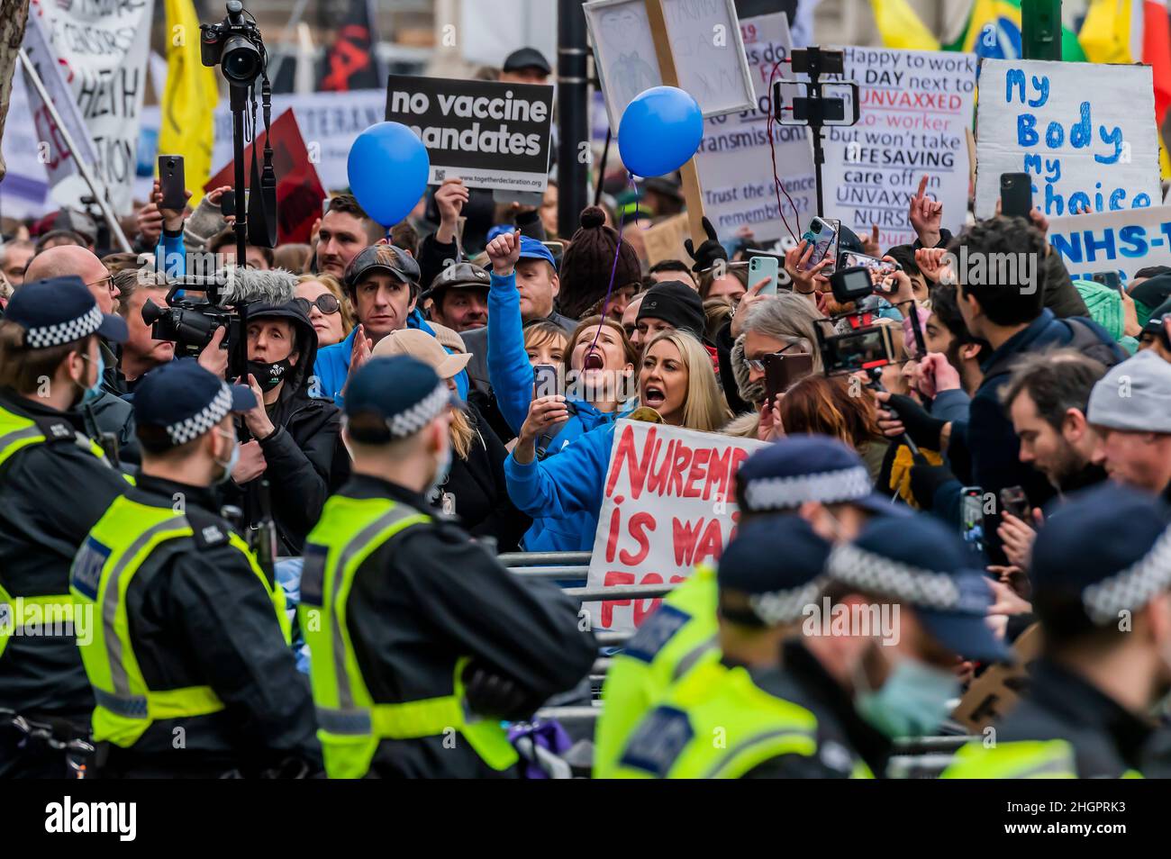 Londres, Reino Unido. 22nd de Ene de 2022. La marcha se detiene en Downing Street y los trabajadores del 'NHS' lanzan sus peelings a la policía en protesta contra las vacunas obligatorias - Marcha por la Libertad - una protesta contra la vacunación, contra el bloqueo, contra la libertad que comienza en la BBC en Portland Place. La gente cuestiona si toda la pandemia de covid es un engaño y cree que sus libertades están siendo fuertemente restringidas. También están en contra, pasaportes de vacunas, la vacunación obligatoria de niños y adultos, así como muchas otras teorías conspirativas. Crédito: Guy Bell/Alamy Live News Foto de stock