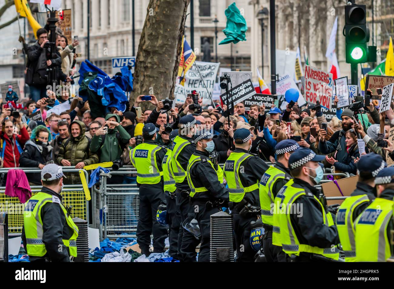 Londres, Reino Unido. 22nd de Ene de 2022. La marcha se detiene en Downing Street y los trabajadores del 'NHS' lanzan sus peelings a la policía en protesta contra las vacunas obligatorias - Marcha por la Libertad - una protesta contra la vacunación, contra el bloqueo, contra la libertad que comienza en la BBC en Portland Place. La gente cuestiona si toda la pandemia de covid es un engaño y cree que sus libertades están siendo fuertemente restringidas. También están en contra, pasaportes de vacunas, la vacunación obligatoria de niños y adultos, así como muchas otras teorías conspirativas. Crédito: Guy Bell/Alamy Live News Foto de stock