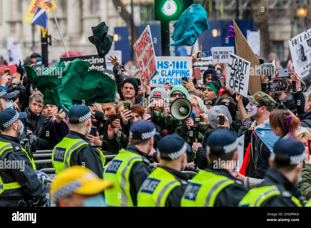 Londres, Reino Unido. 22nd de Ene de 2022. La marcha se detiene en Downing Street y los trabajadores del 'NHS' lanzan sus peelings a la policía en protesta contra las vacunas obligatorias - Marcha por la Libertad - una protesta contra la vacunación, contra el bloqueo, contra la libertad que comienza en la BBC en Portland Place. La gente cuestiona si toda la pandemia de covid es un engaño y cree que sus libertades están siendo fuertemente restringidas. También están en contra, pasaportes de vacunas, la vacunación obligatoria de niños y adultos, así como muchas otras teorías conspirativas. Crédito: Guy Bell/Alamy Live News Foto de stock