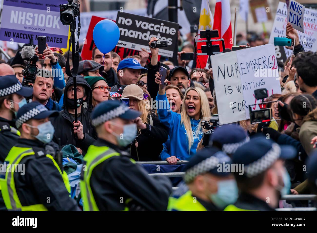 Londres, Reino Unido. 22nd de Ene de 2022. La marcha se detiene en Downing Street y los trabajadores del 'NHS' lanzan sus peelings a la policía en protesta contra las vacunas obligatorias - Marcha por la Libertad - una protesta contra la vacunación, contra el bloqueo, contra la libertad que comienza en la BBC en Portland Place. La gente cuestiona si toda la pandemia de covid es un engaño y cree que sus libertades están siendo fuertemente restringidas. También están en contra, pasaportes de vacunas, la vacunación obligatoria de niños y adultos, así como muchas otras teorías conspirativas. Crédito: Guy Bell/Alamy Live News Foto de stock