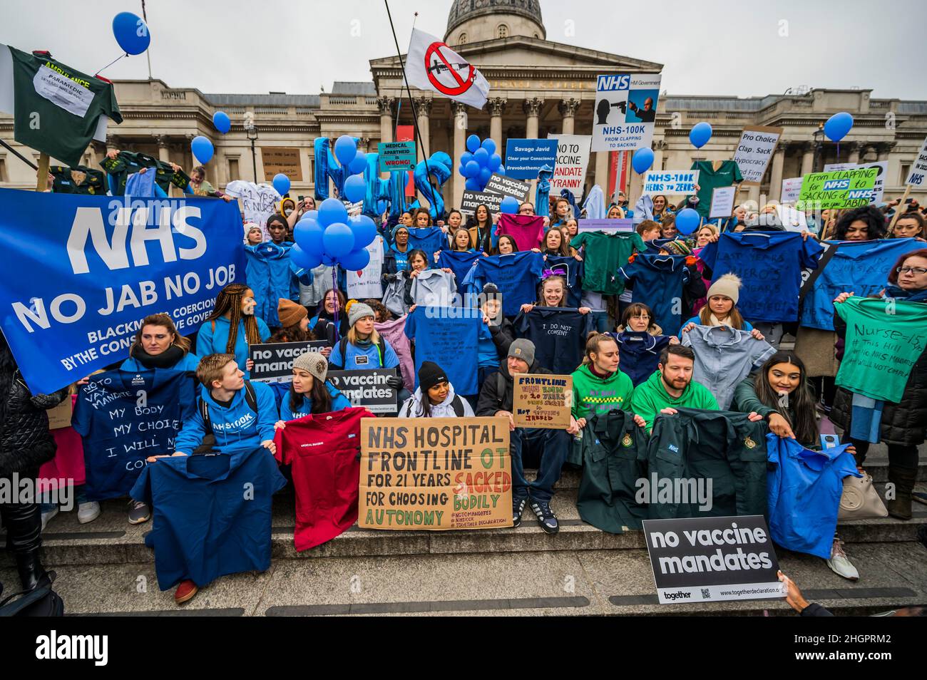 Londres, Reino Unido. 22nd de Ene de 2022. NHS 100k deja sus peelings en Trafalgar Square como protesta contra las vacunas obligatorias - Marcha por la Libertad - Una Anti vacunación, contra el bloqueo, la libertad de protesta a partir de la BBC en Portland Place. La gente cuestiona si toda la pandemia de covid es un engaño y cree que sus libertades están siendo fuertemente restringidas. También están en contra, pasaportes de vacunas, la vacunación obligatoria de niños y adultos, así como muchas otras teorías conspirativas. Crédito: Guy Bell/Alamy Live News Foto de stock