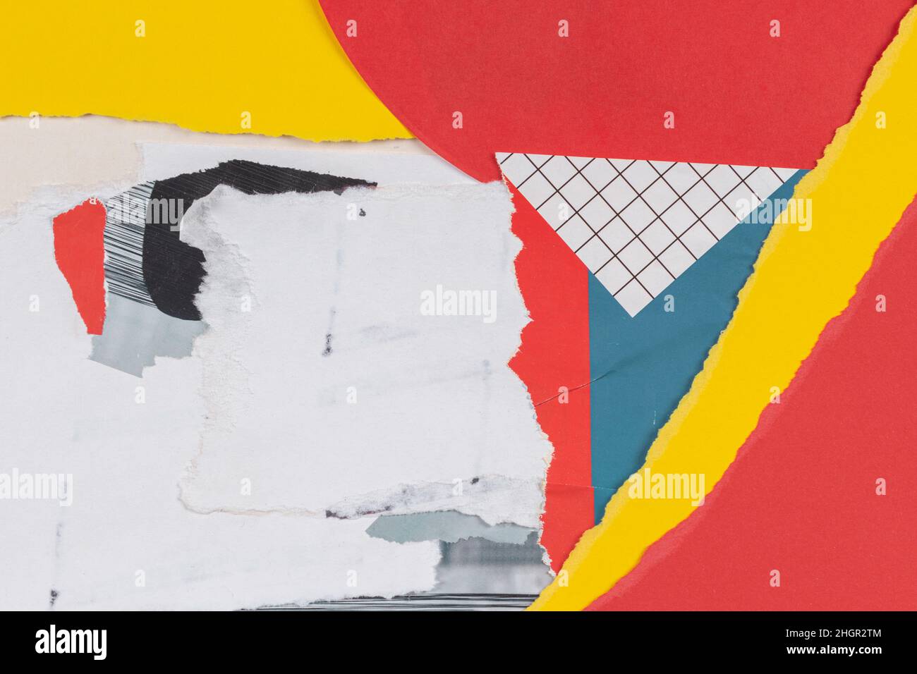 Grunge viejo rasgado rasgado collage posters arrugado papel arrugado mantela  textura fondo con rojo, amarillo, blanco, azul colores Fotografía de stock  - Alamy