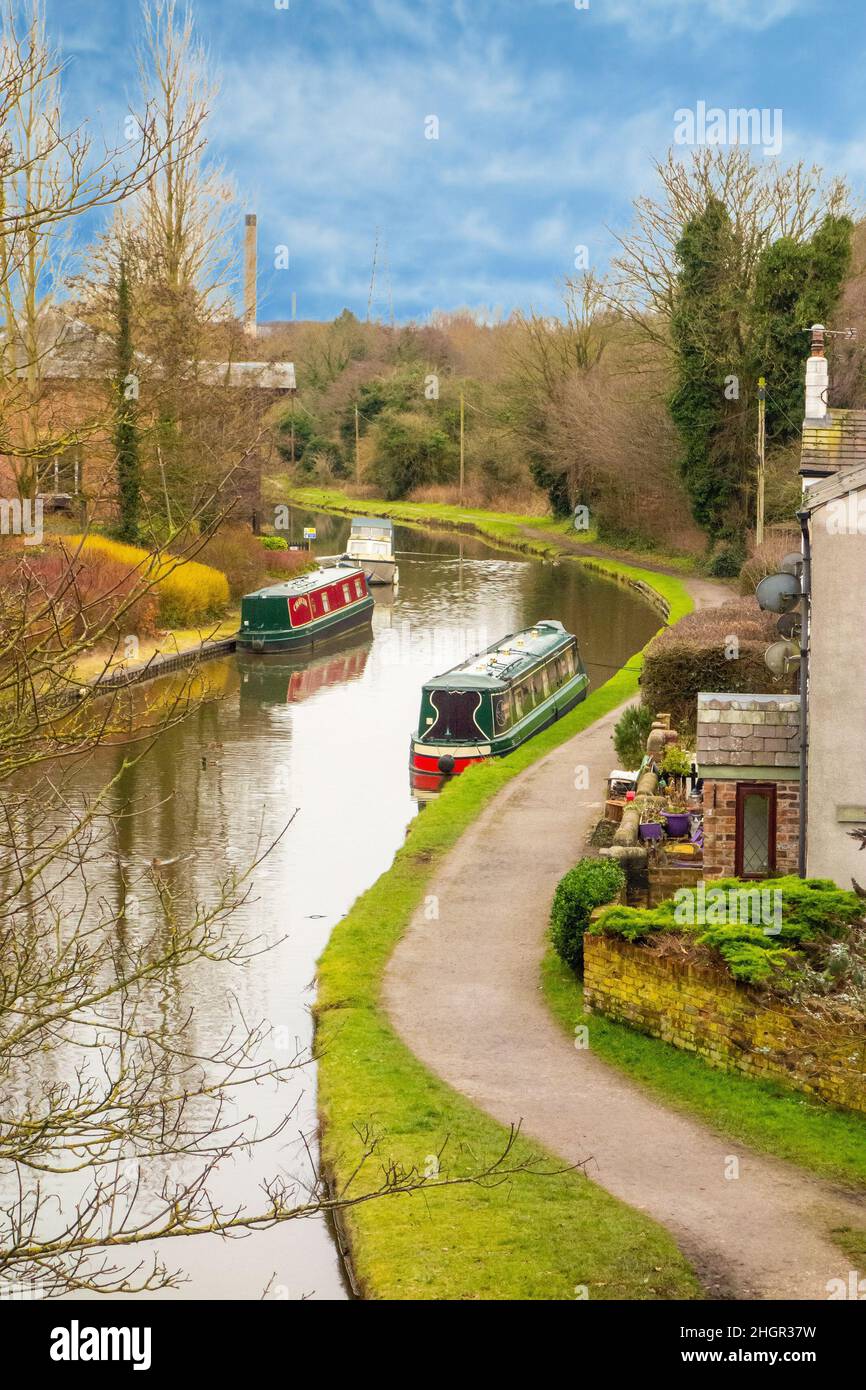 El Canal Bridgewater, que pasa a través de Preston Brook Cheshire antes de entrar en el túnel de Preston Brook para convertirse en el canal Trent y Mersey Foto de stock