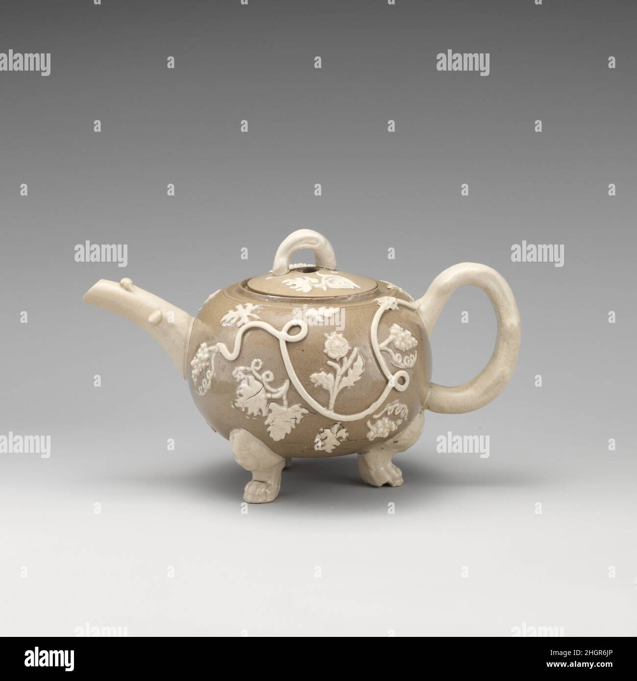 Tetera con patas ca. 1740 British, Staffordshire Esta tetera, con sus
