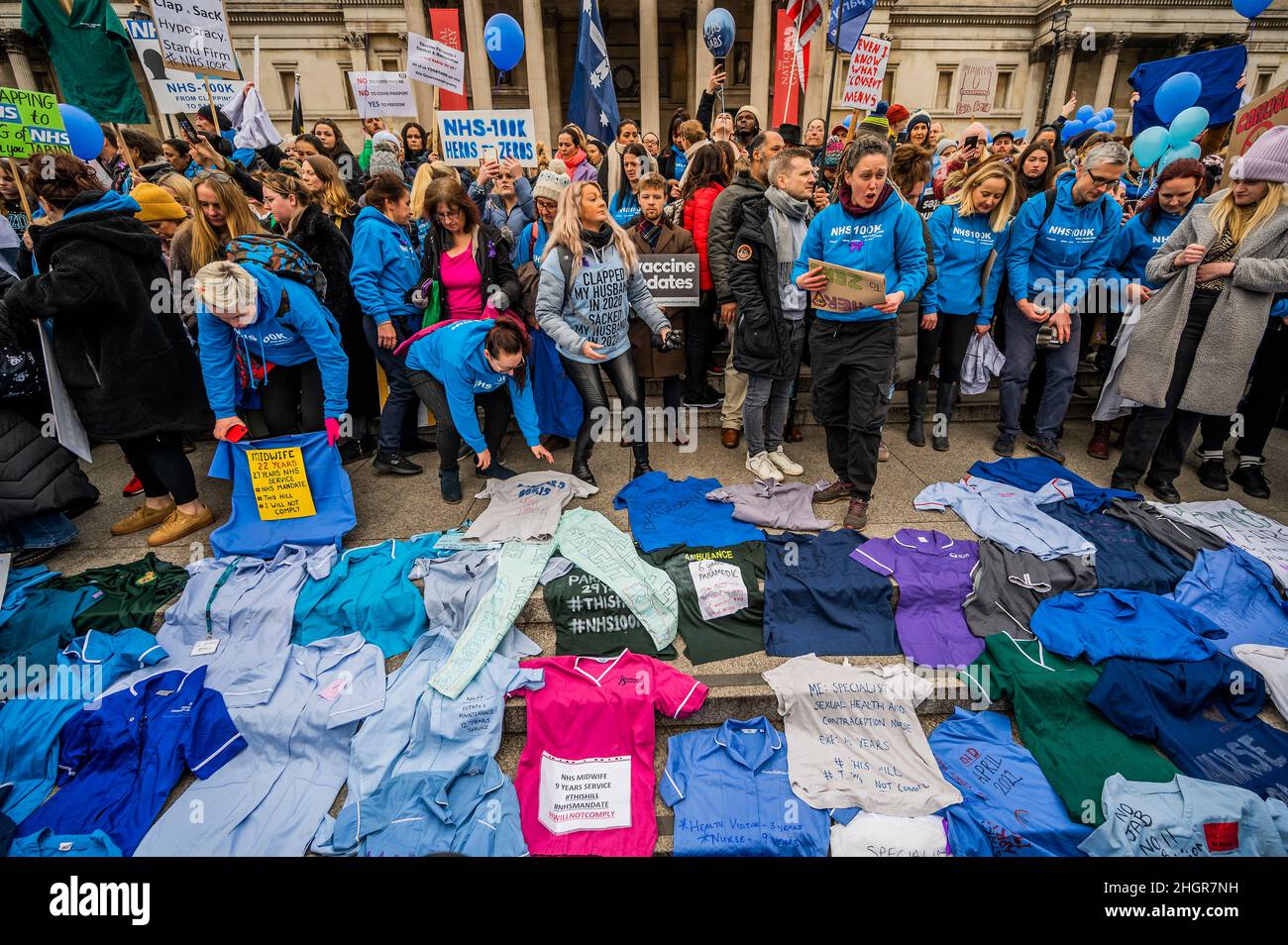 Londres, Reino Unido. 22nd de Ene de 2022. NHS 100k deja sus peelings en Trafalgar Square como protesta contra las vacunas obligatorias - Marcha por la Libertad - Una Anti vacunación, contra el bloqueo, la libertad de protesta a partir de la BBC en Portland Place. La gente cuestiona si toda la pandemia de covid es un engaño y cree que sus libertades están siendo fuertemente restringidas. También están en contra, pasaportes de vacunas, la vacunación obligatoria de niños y adultos, así como muchas otras teorías conspirativas. Crédito: Guy Bell/Alamy Live News Foto de stock