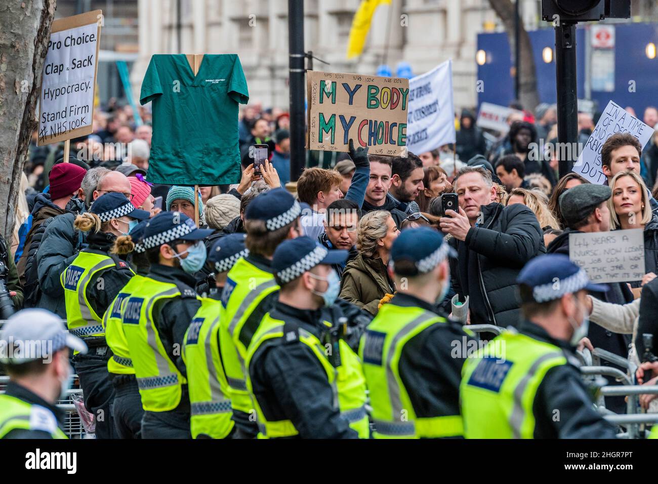 Londres, Reino Unido. 22nd de Ene de 2022. La marcha se detiene en Downing Street y los trabajadores del 'NHS' lanzan sus peelings a la policía en protesta contra las vacunas obligatorias - Marcha por la Libertad - una protesta contra la vacunación, contra el bloqueo, contra la libertad que comienza en la BBC en Portland Place. La gente cuestiona si toda la pandemia de covid es un engaño y cree que sus libertades están siendo fuertemente restringidas. También están en contra, pasaportes de vacunas, la vacunación obligatoria de niños y adultos, así como muchas otras teorías conspirativas. Crédito: Guy Bell/Alamy Live News Foto de stock