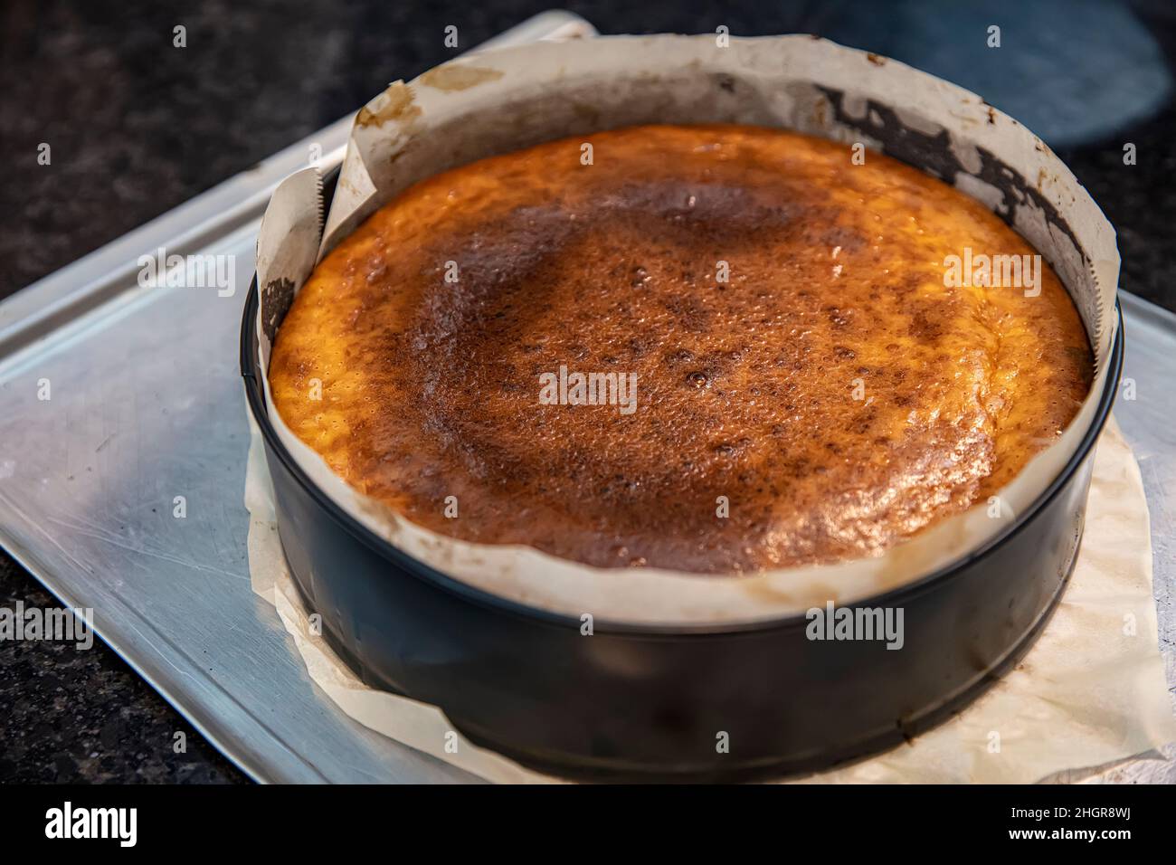 Proceso de cocina Cheesecake casero vasco quemado. La tarta de san sebastián,  ya tostada, está en el horno. Tarta de Queso. Receta paso a paso Fotografía  de stock - Alamy
