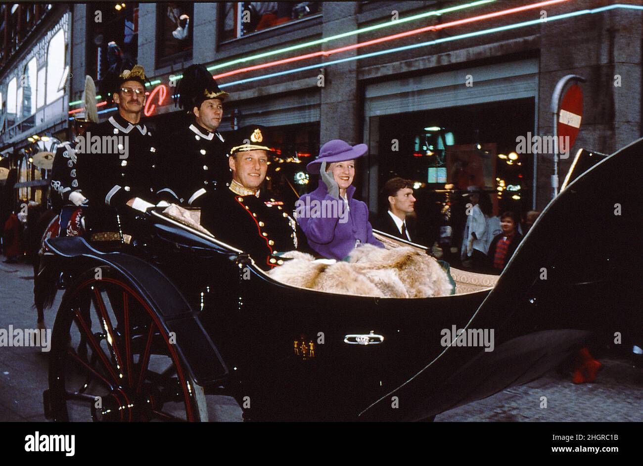 Copenhague/Dinamarca./28 de octubre de 1991/H.M.La reina margrethe II comnay Por H.M.El rey Harald de Noruega en carruaje real pasa a través de la capital danesa. (Foto..Francis Joseph Dean/Dean Pictures) Foto de stock