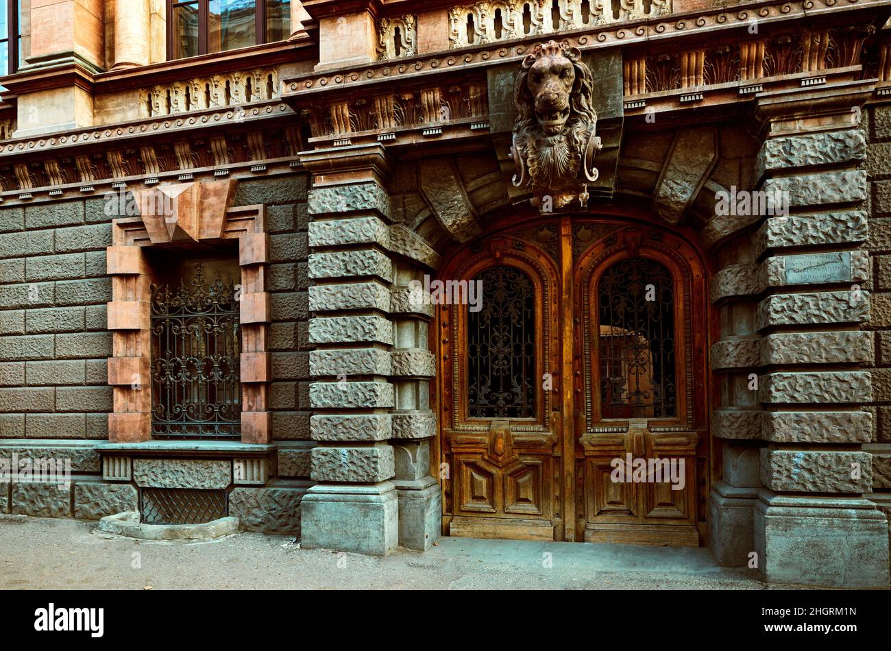 Antigua puerta de madera con barras de hierro en la casa histórica en Odessa Ucrania. Foto de stock