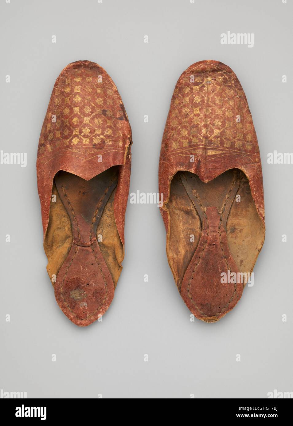 Zapatos de cuero con decoración con chaleco Siglo 4th–7th Fuentes  documentales y arqueológicas atestiguan la variedad de calzado en el Egipto  bizantino. La evidencia escrita sugiere que las sandalias fueron usadas por