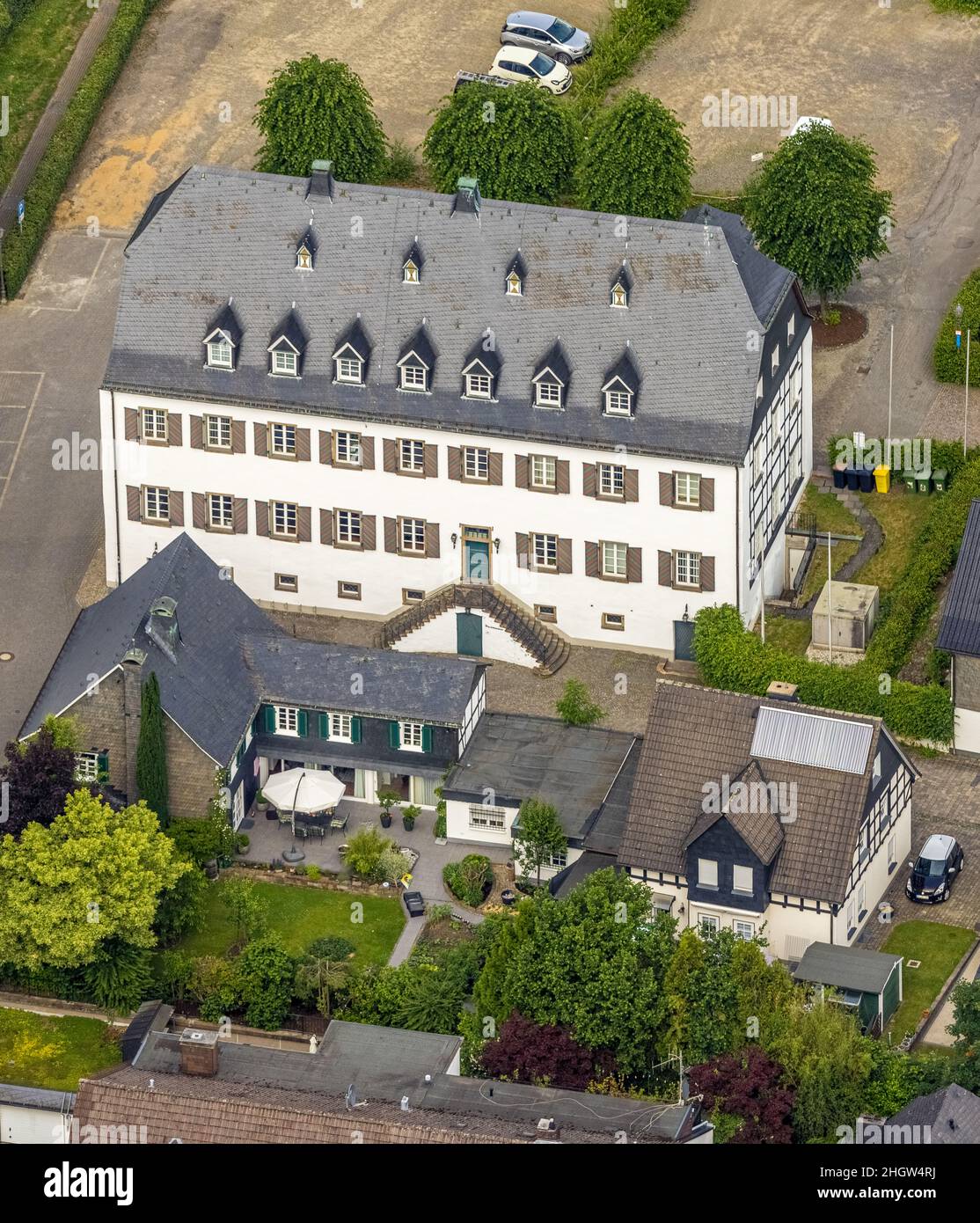 Vista aérea, Antiguo monasterio, antigua abadía cisterciense, casas de la oficina municipal y la escuela de música, Drolshagen, Sauerland, Renania del Norte-Westfalia, Foto de stock