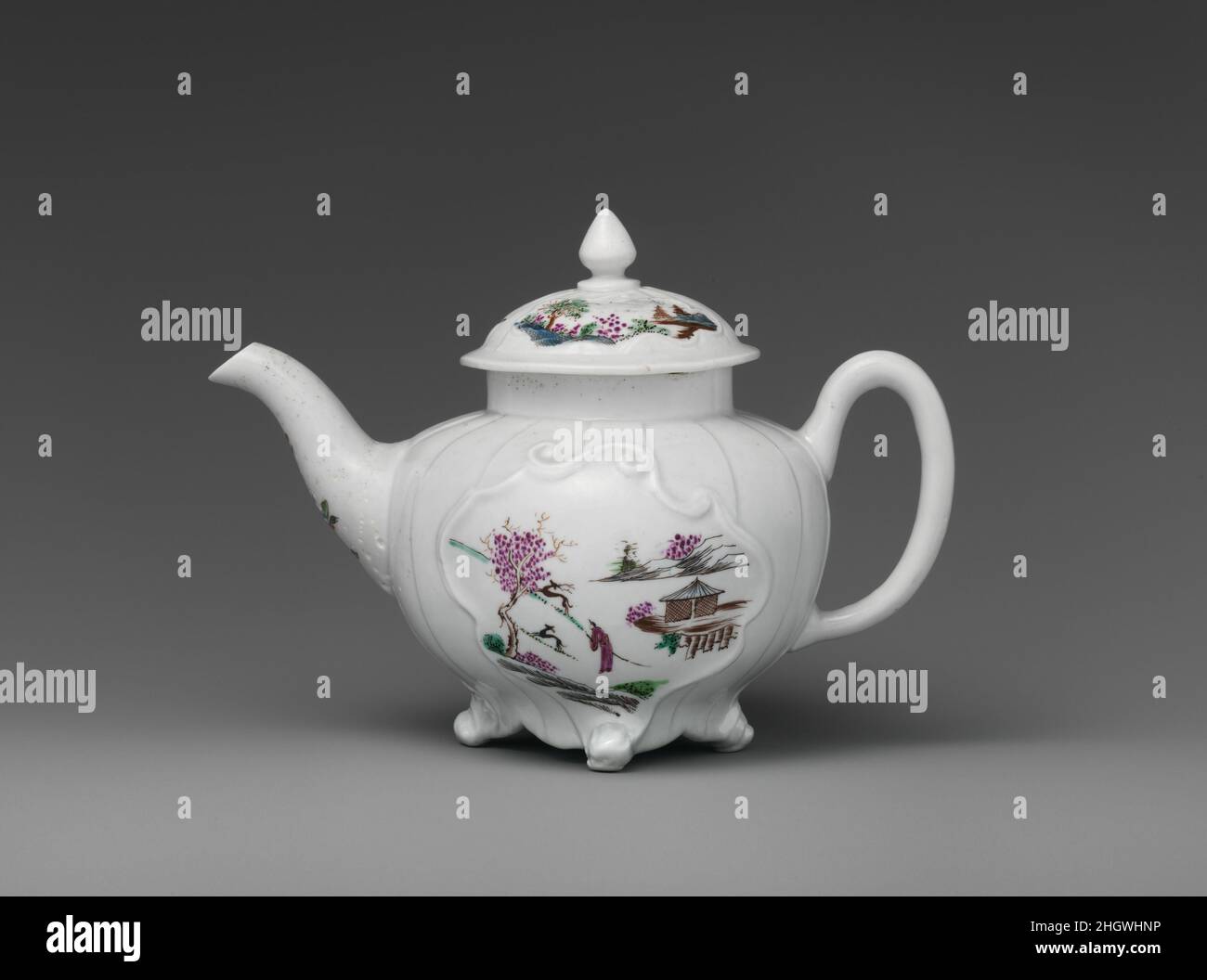 Teapot ca. 1753 Fábrica de Worcester Esta tetera de Worcester presenta una escena de chinoiserie