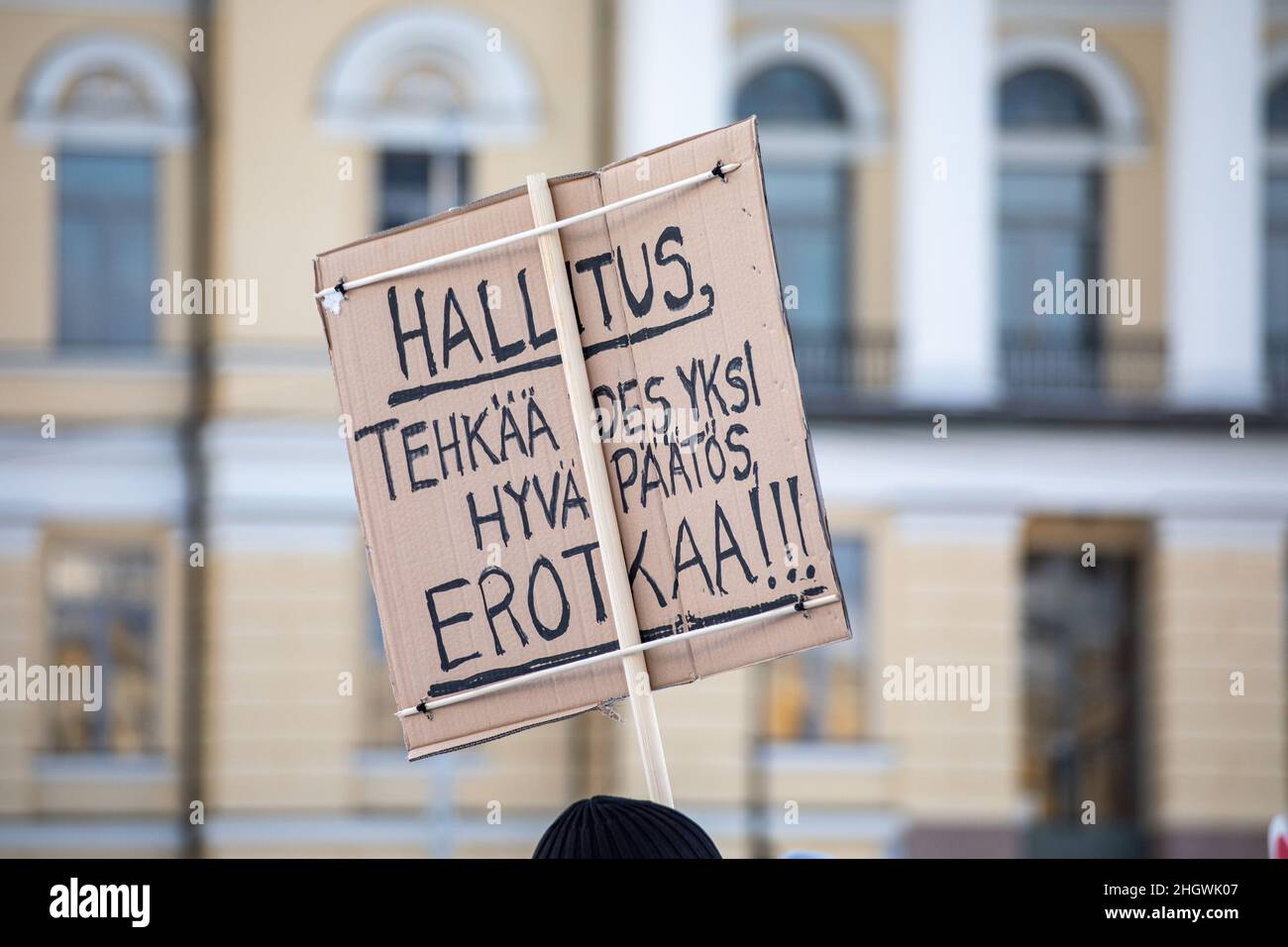 Cartel de cartón del manifestante en manifestación contra las restricciones de Covid-19 en la Plaza del Senado en Helsinki, Finlandia Foto de stock
