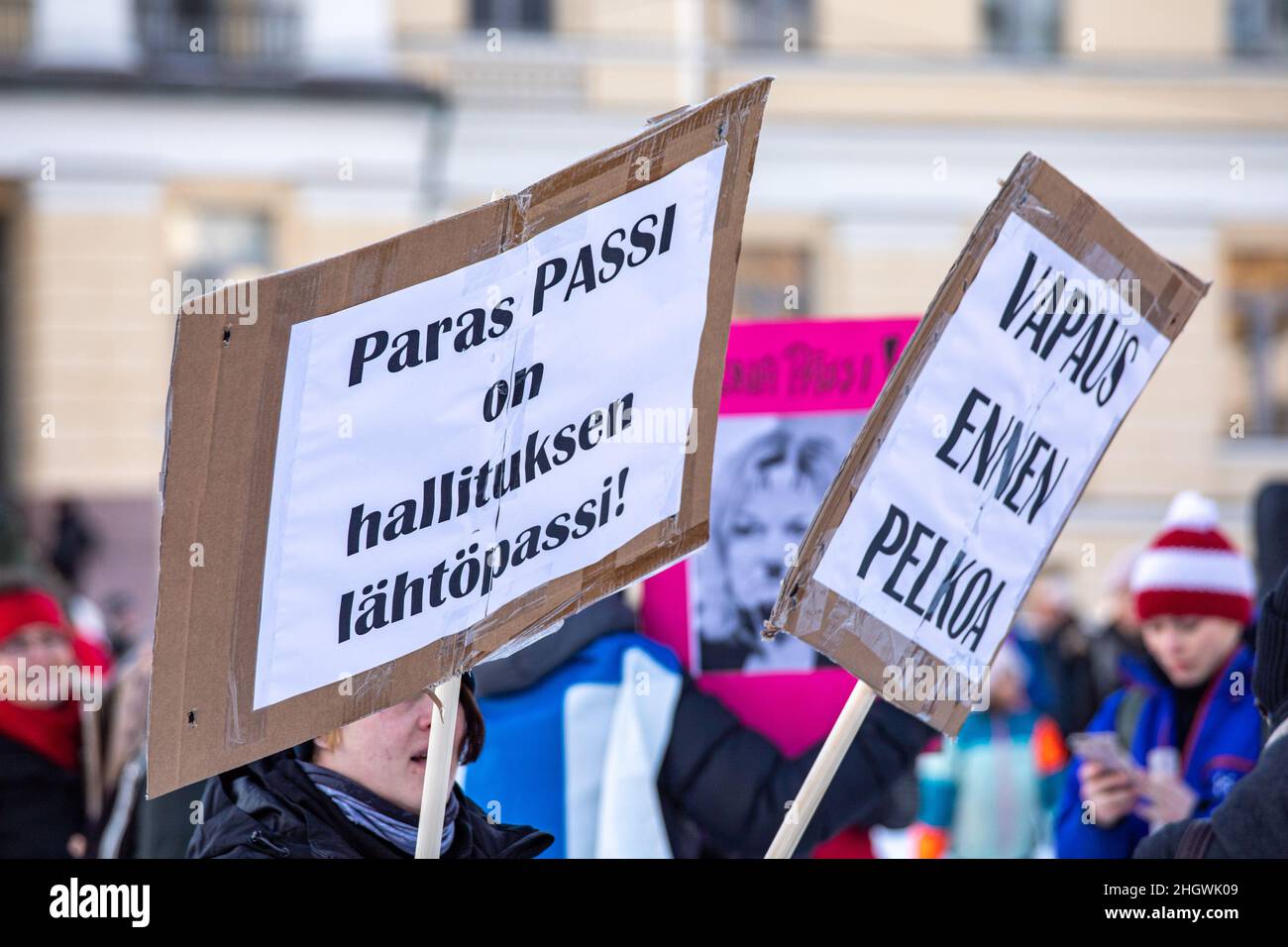 Señales de protesta de cartón en manifestación contra las restricciones de Covid-19 en la Plaza del Senado en Helsinki, Finlandia Foto de stock