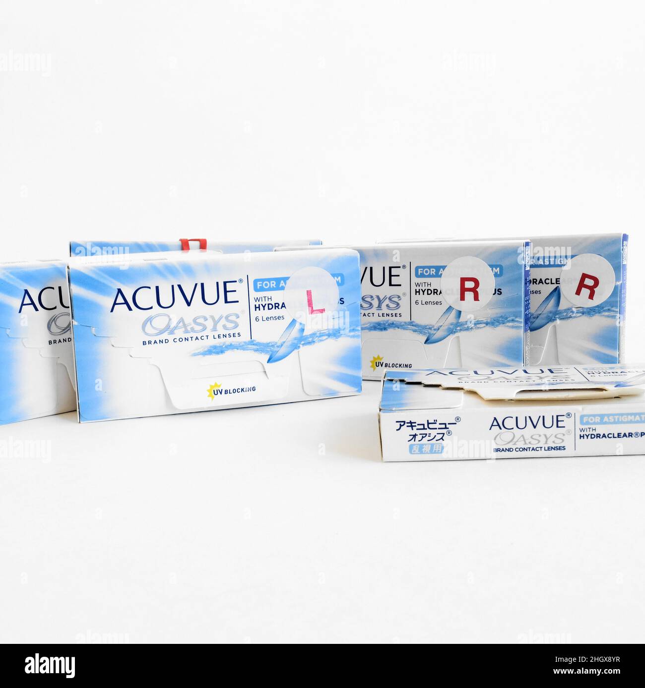 Cajas de lentes de contacto de marca Acuvue Oasys para astigmatismo sobre  fondo blanco; prescripción de lentes de contacto en el lateral de la caja  Fotografía de stock - Alamy