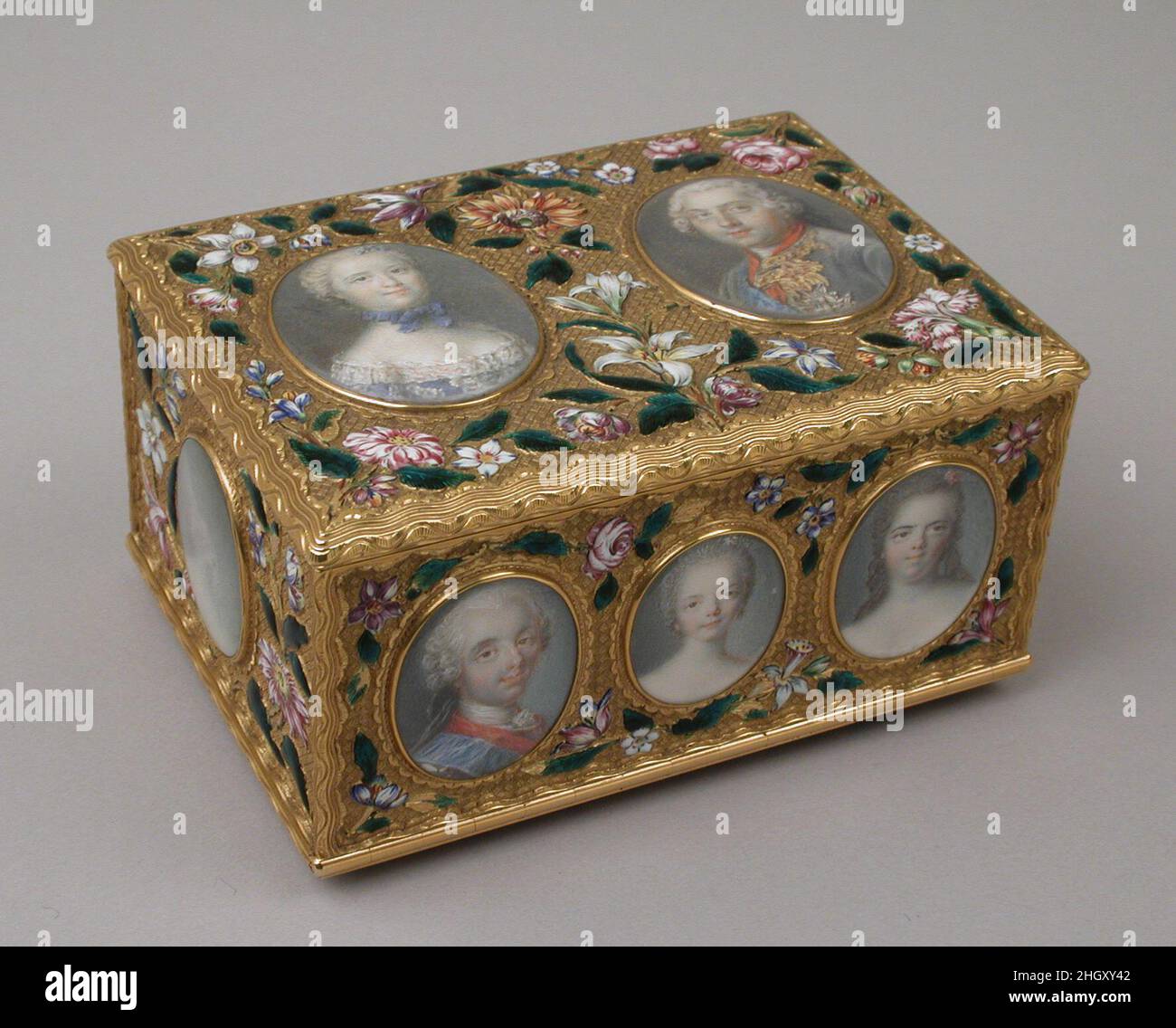 Caja fuerte doble 1749–50 Jean Ducrollay Cada miniatura en esta caja doble  representa a un miembro de la familia real francesa. Los retratos de Luis  XV y Marie Leszczynska están dentro de