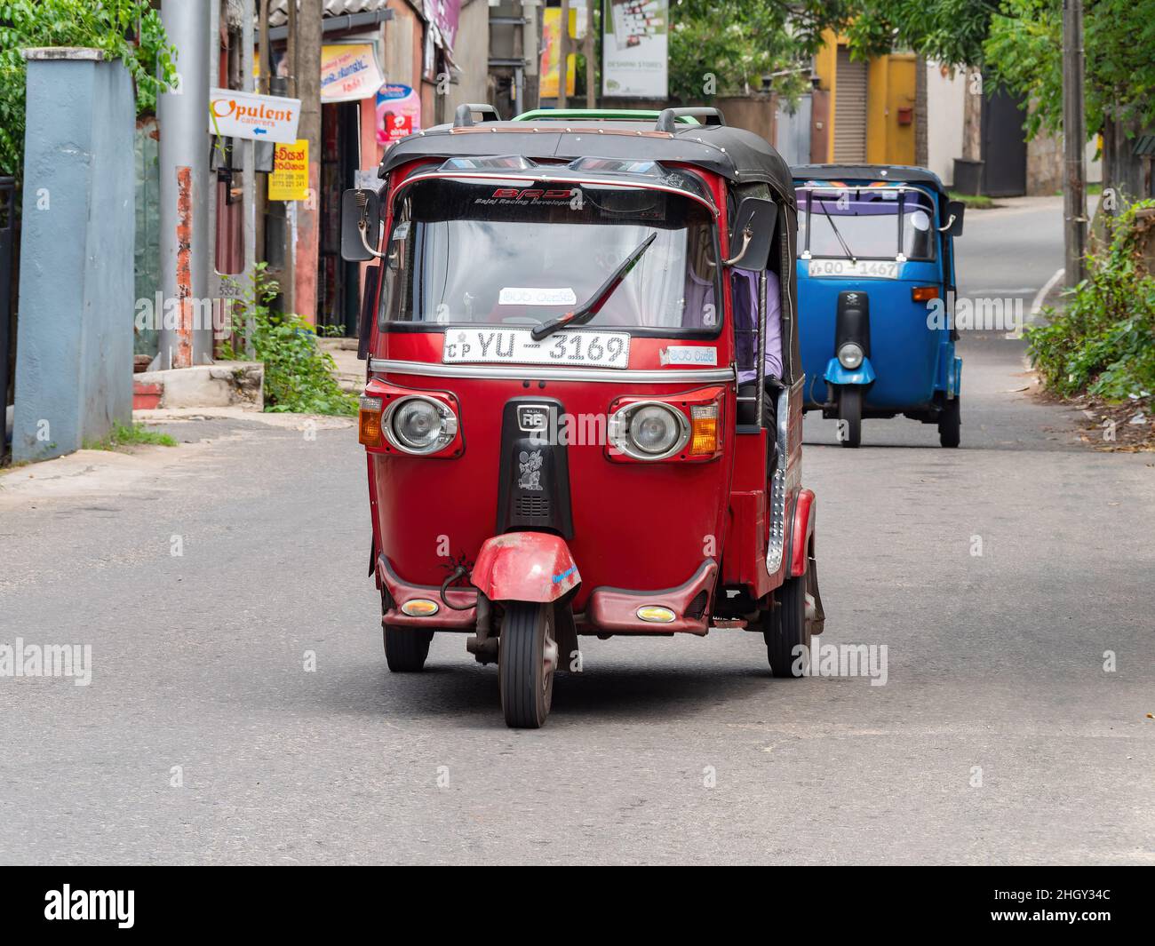 Azul Rojo triciclo, auto ricksha, tuk-tuk taxi desde arriba, Bangkok,  Tailandia, el sudeste de Asia, Asia Fotografía de stock - Alamy