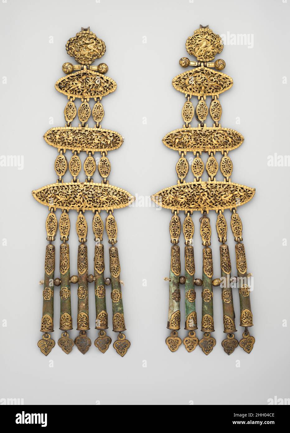 Par de de Crupper del siglo 14th–15th Tibetano hecho de hierro delicadamente cincelado y perforado cubierto en una fina capa de oro, la calidad, el detalle y la ejecución fina
