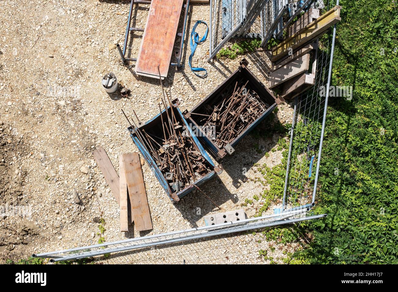 detalle de un sitio de construcción visto directamente desde arriba con barras de acero en contenedores de metal Foto de stock