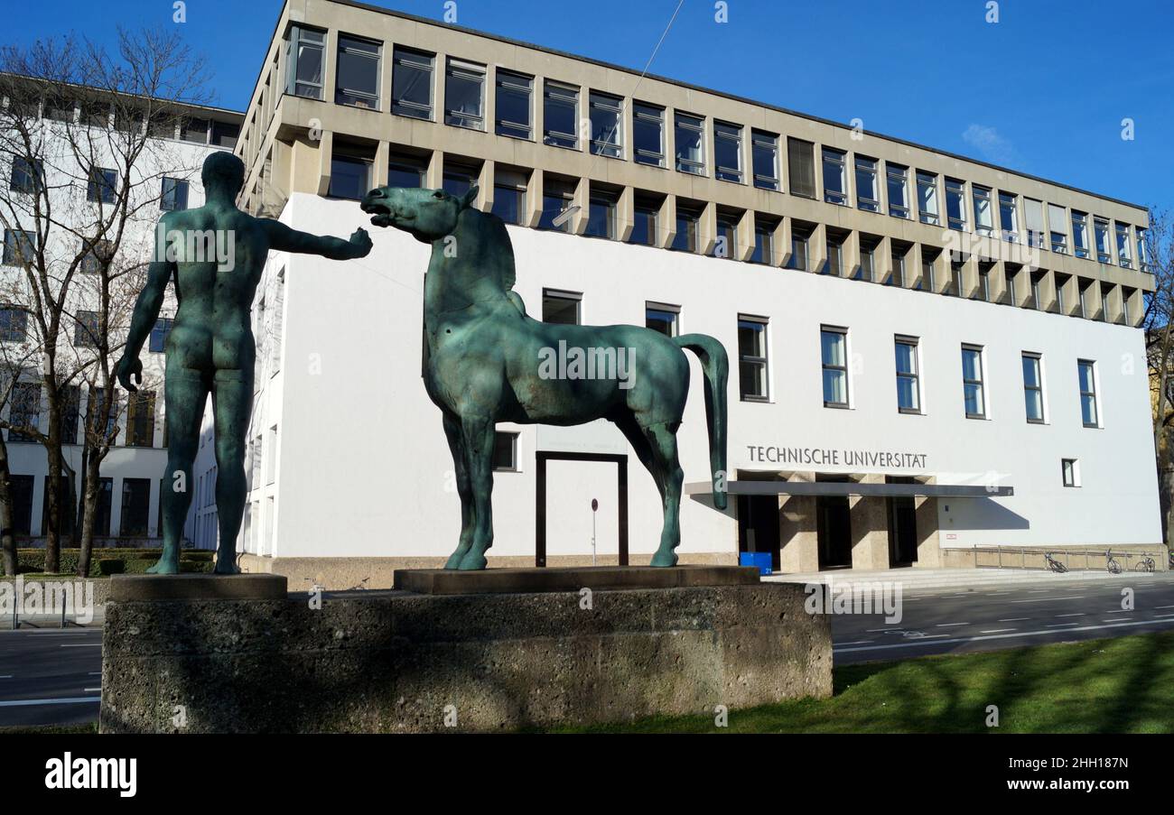Edificio principal de la Universidad Técnica de Munich, TUM, 1928 escultura de bronce Horse Tamer por Hermann Hahn en primer plano, Munich, Alemania Foto de stock