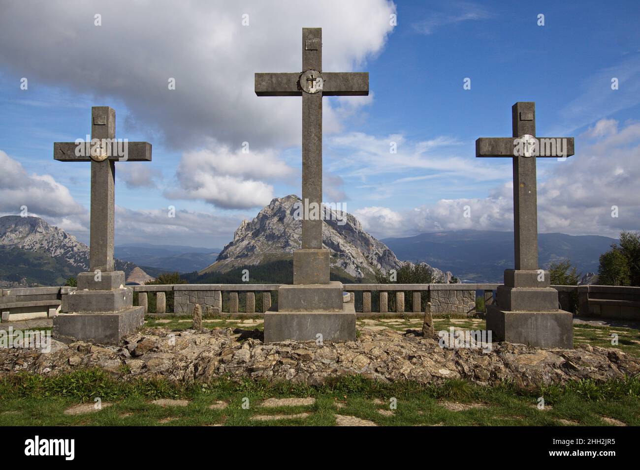 Mirador de las Tres Cruces en el Parque Nacional Urkiola en España,Europa  Fotografía de stock - Alamy