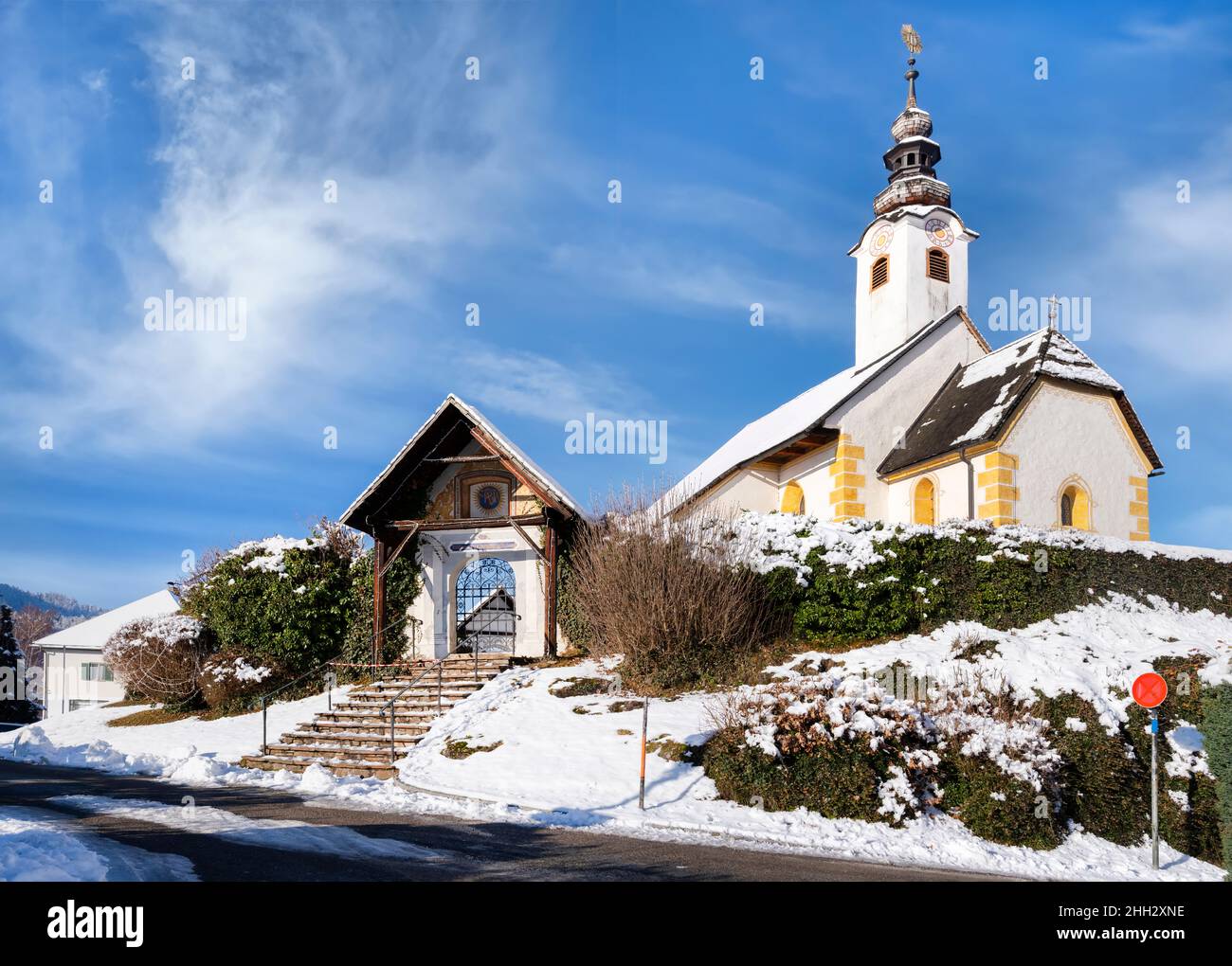 Vista a la iglesia de invierno (Winterkirche) cerca de la Wörthersee en Maria Wörth, Carintia, Austria Foto de stock