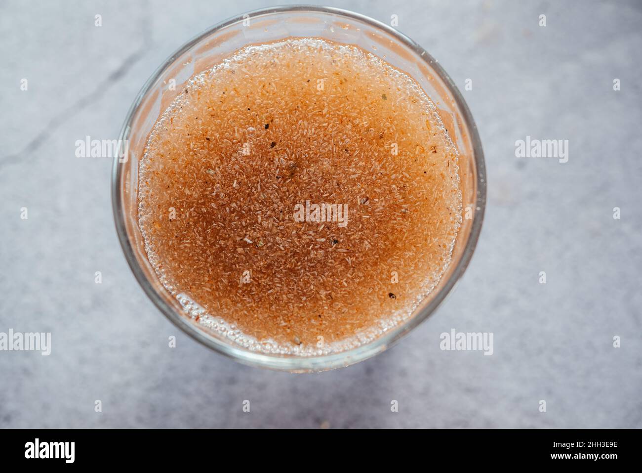 Un vaso de suplemento de fibra dietética soluble en agua de cáscara de psyllium, dieta saludable por la mañana Foto de stock